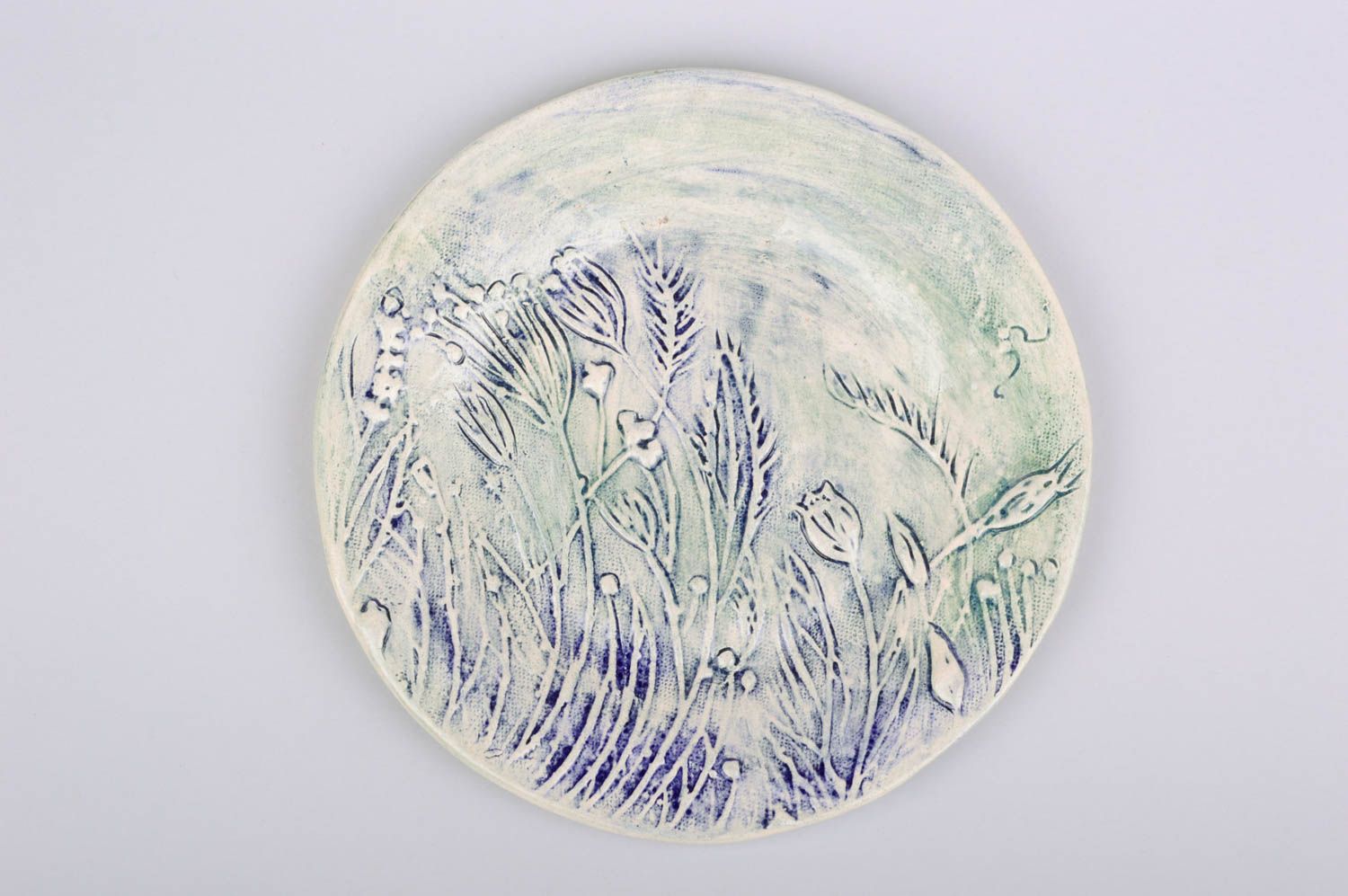 Красивая оригинальная керамическая тарелка из белой глины ручной работы с узором фото 1