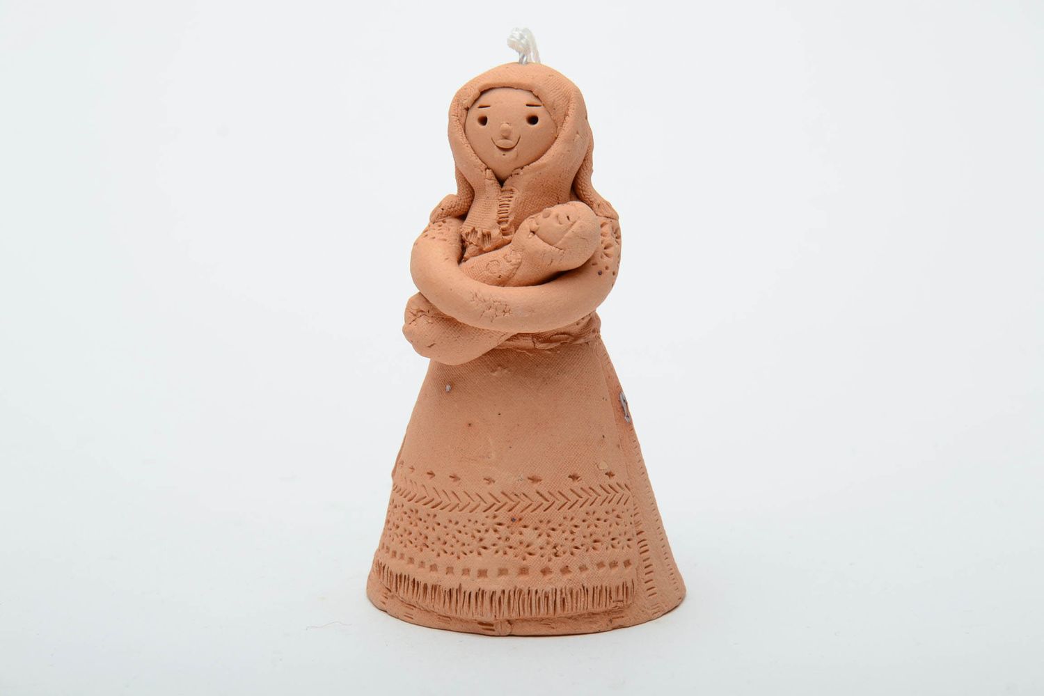 Колокольчик традиционная игрушка из глины в виде женщины фото 2