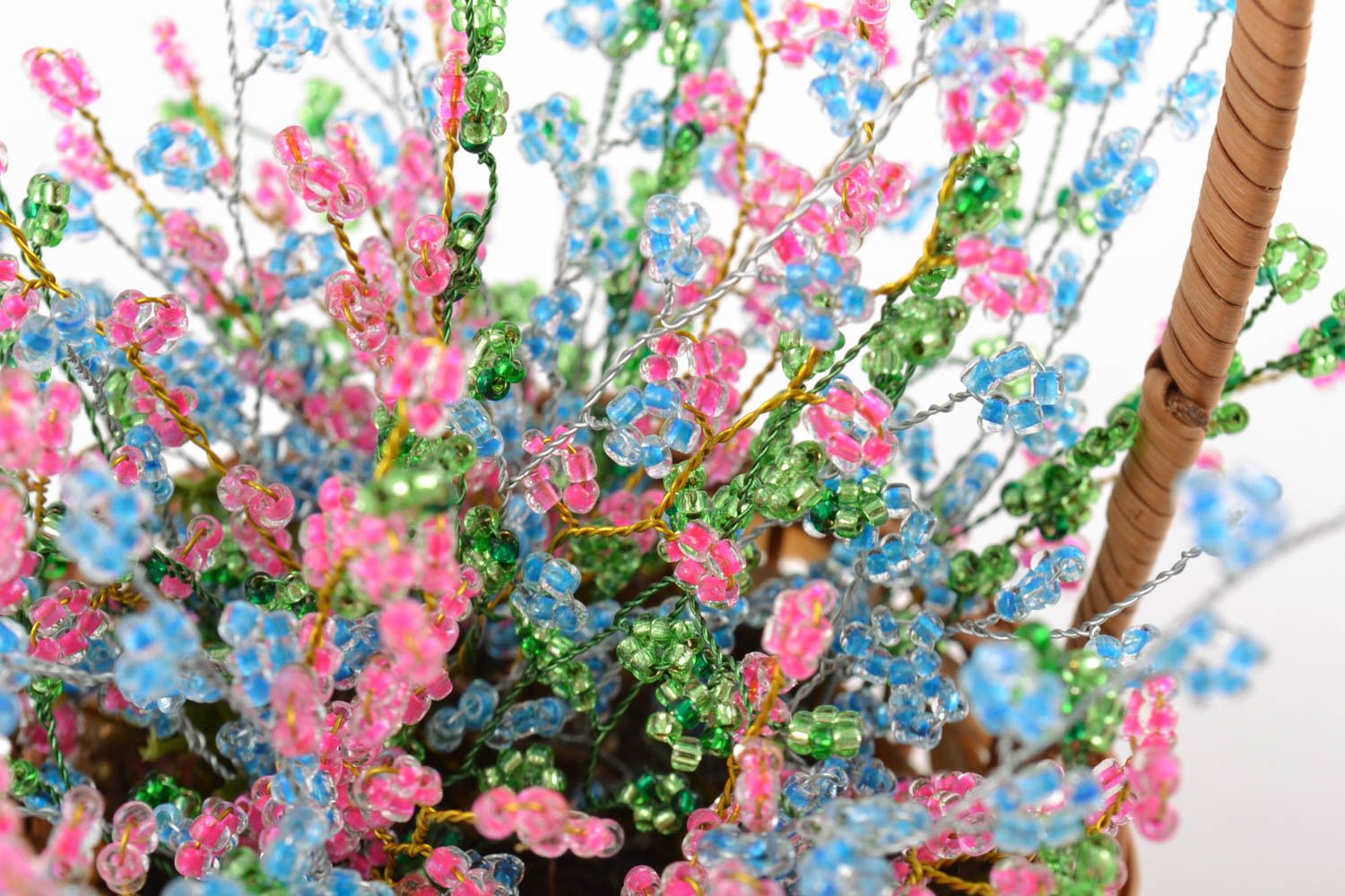 Zarte dekorative Blumen aus Glasperlen im Korb Handmade Schmuck für Interieur foto 3