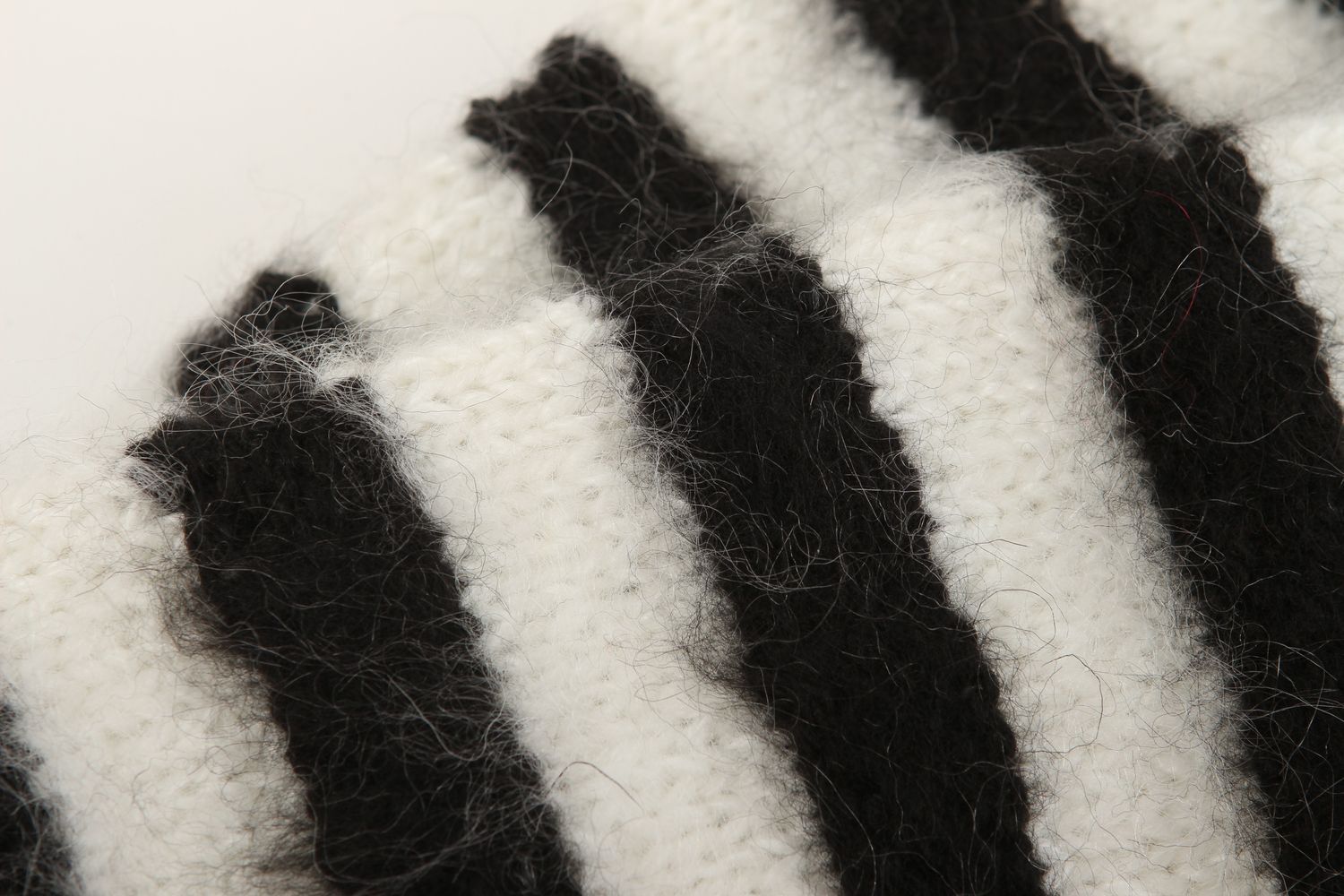Handmade weiß schwarze Beinstulpen Accessoire für Frauen Beinstulpen Wolle  foto 4