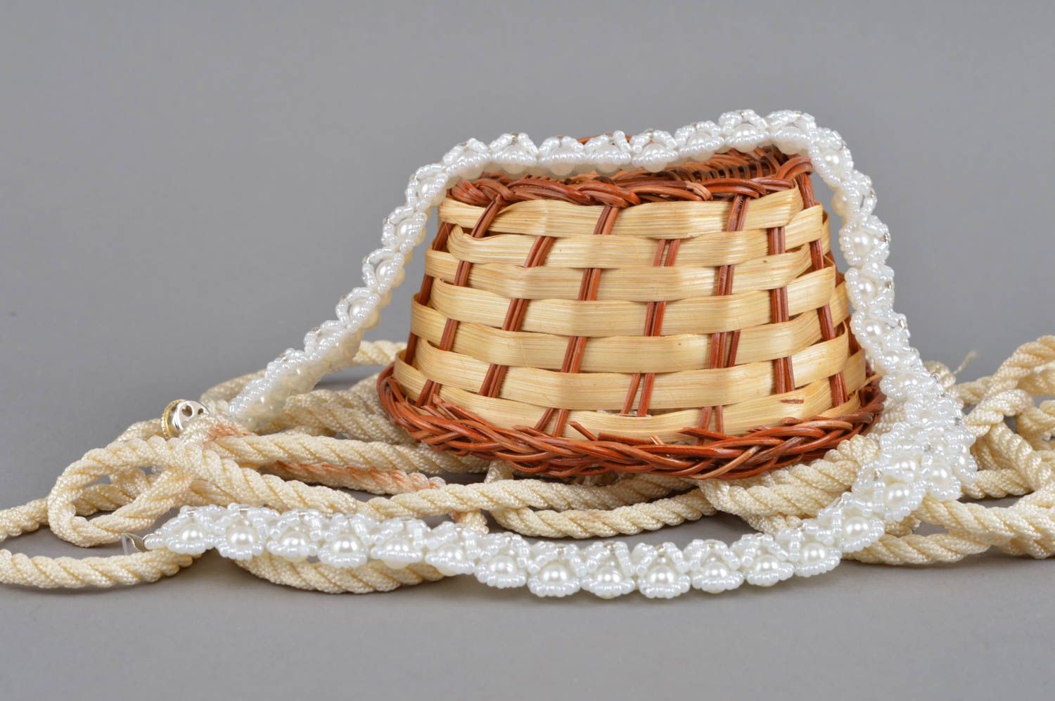 Белое ожерелье из бисера и бусин ручной работы плетеное нарядное классическое фото 1