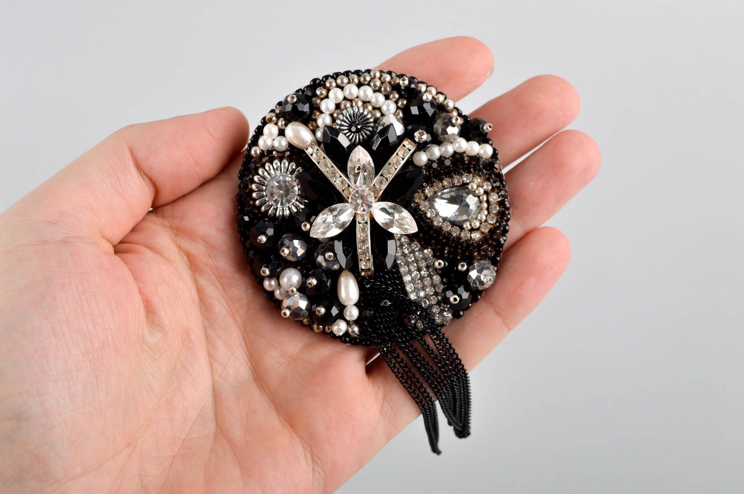 Broche noire Bijoux fait main perles rocailles design ronde Accessoire femme photo 5