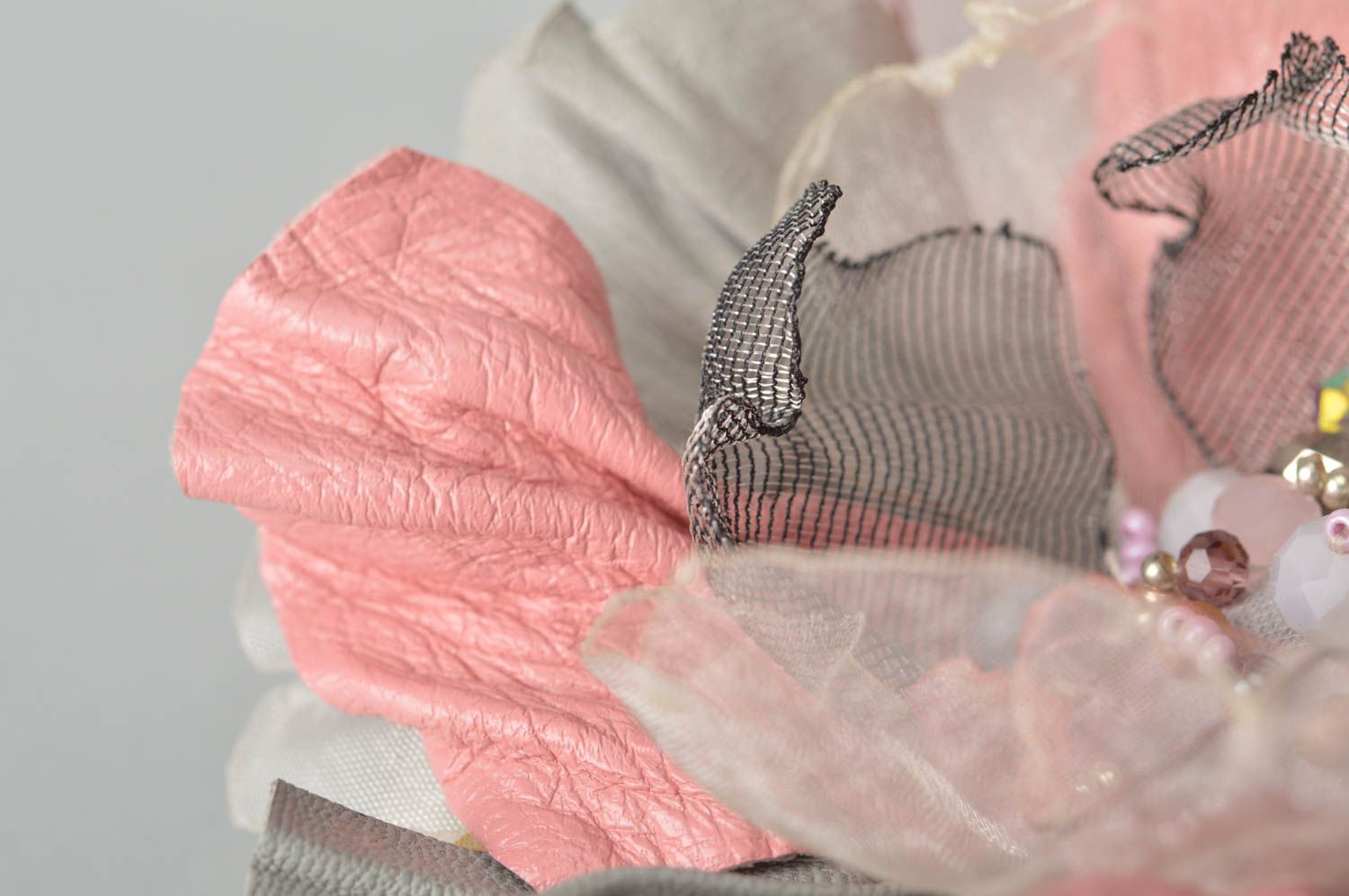 Barrette cheveux Broche fleur fait main gris rose Accessoire femme en cuir photo 4