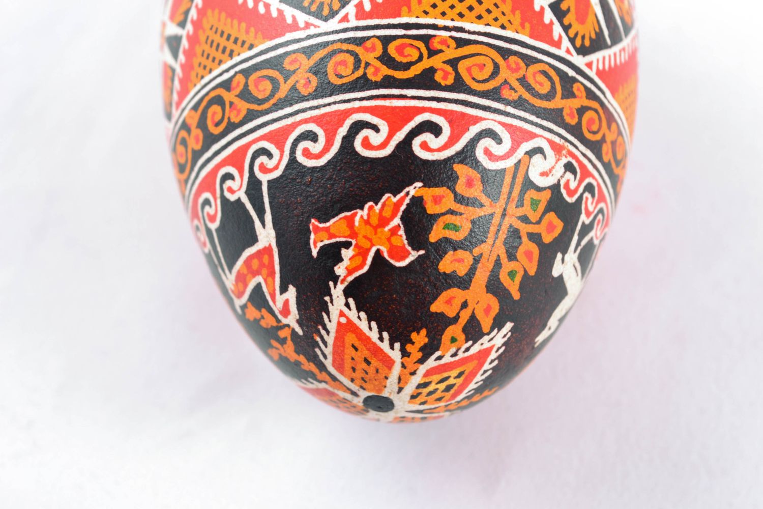 Huevo de Pascua pintado con ornamentos foto 5