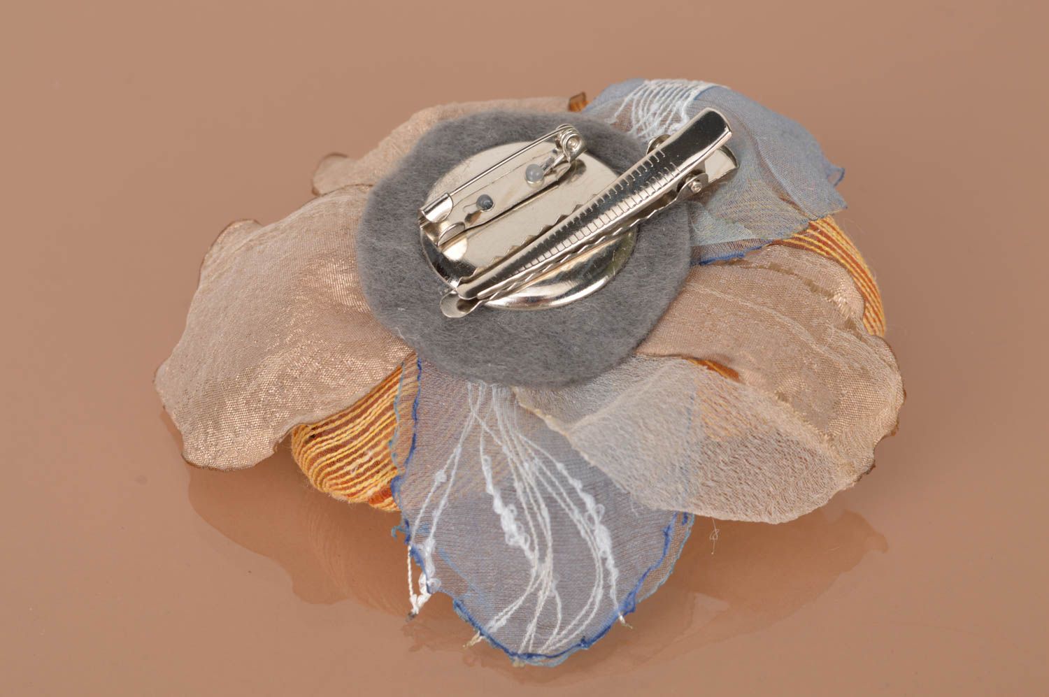 Broche grampo em forma de uma flor do autor feito à mão de tecido e miçangas  foto 5