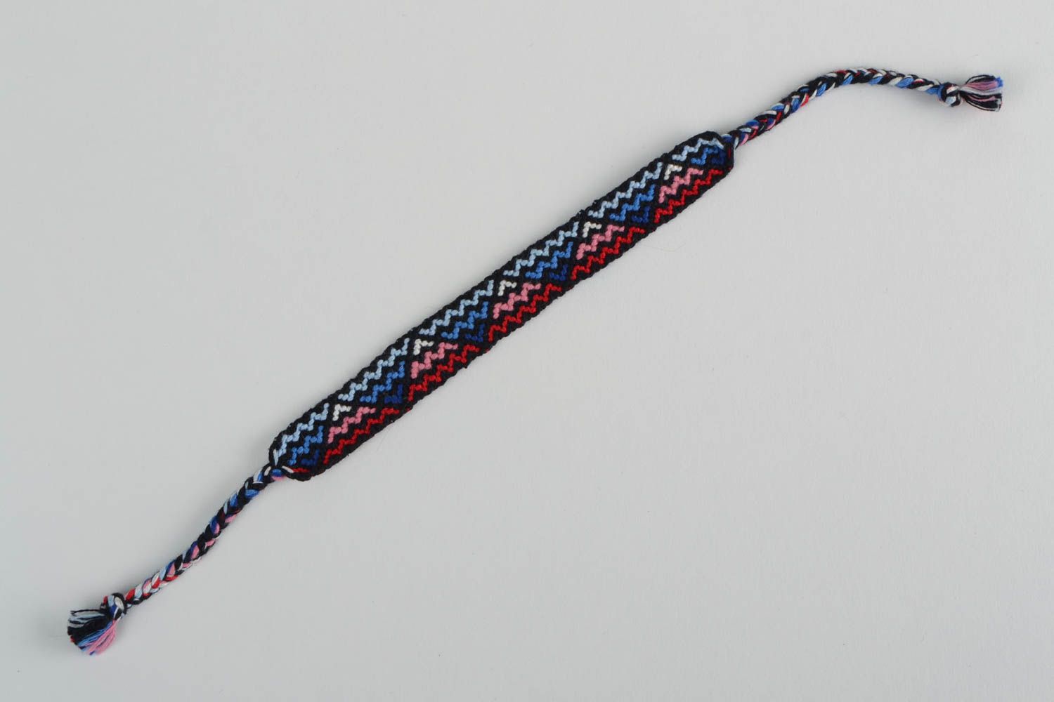 Плетеный браслет из ниток в технике макраме ручной работы унисекс красивый фото 5