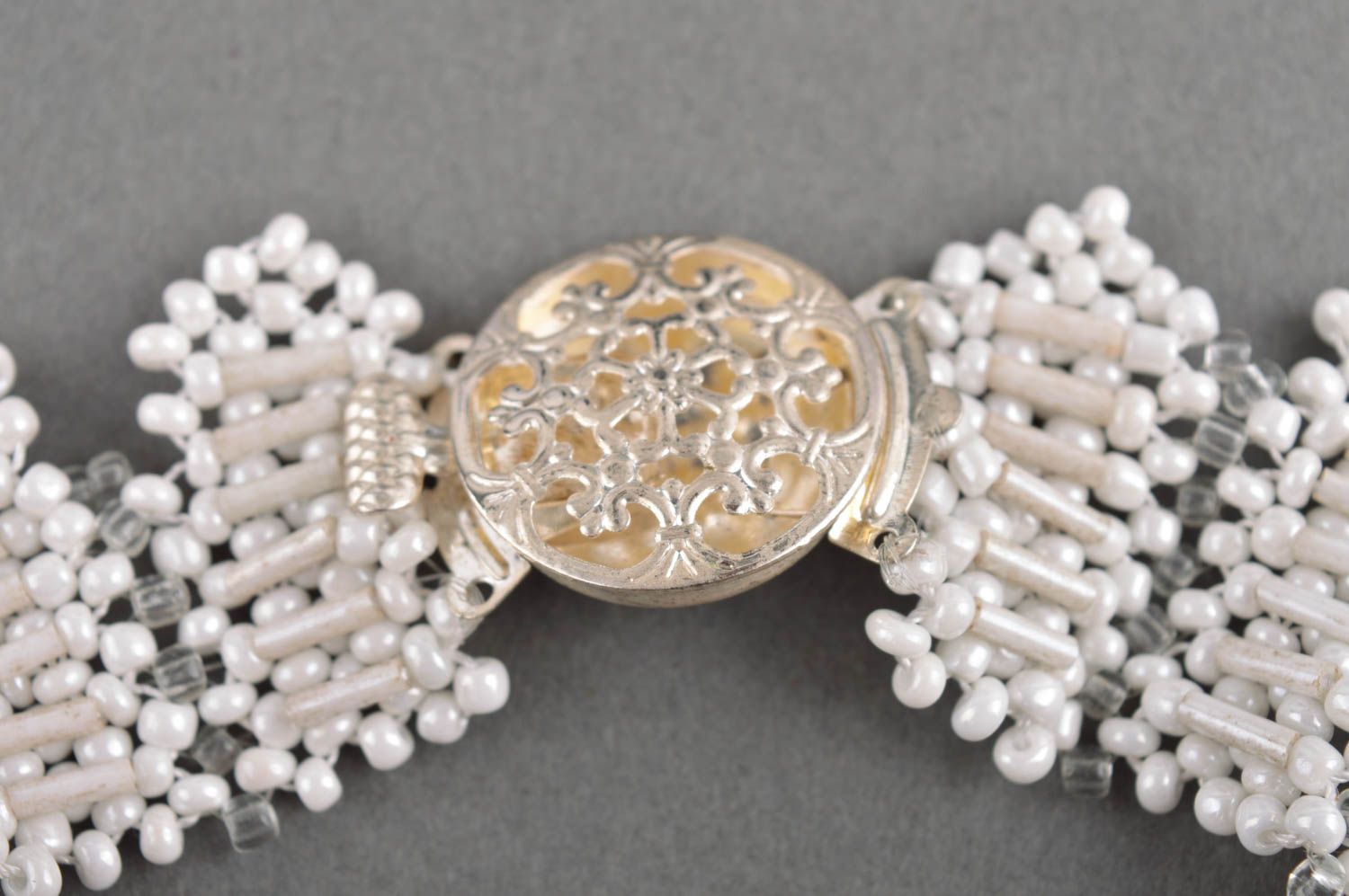Collana di perline fatta a mano accessorio da donna bianco con giaietto foto 4