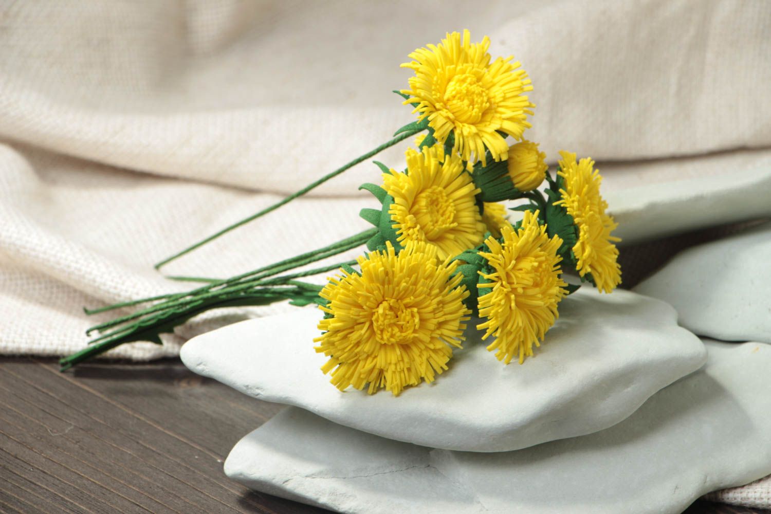 Bouquet de fleurs décoratives pissenlits en foamiran jaunes fait main 7 pièces photo 1