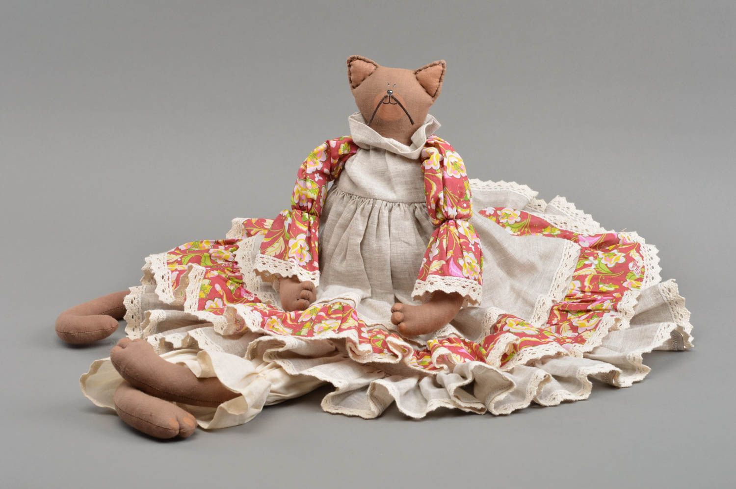 Juguete de peluche artesanal gata en vestido rústico original para niños foto 3