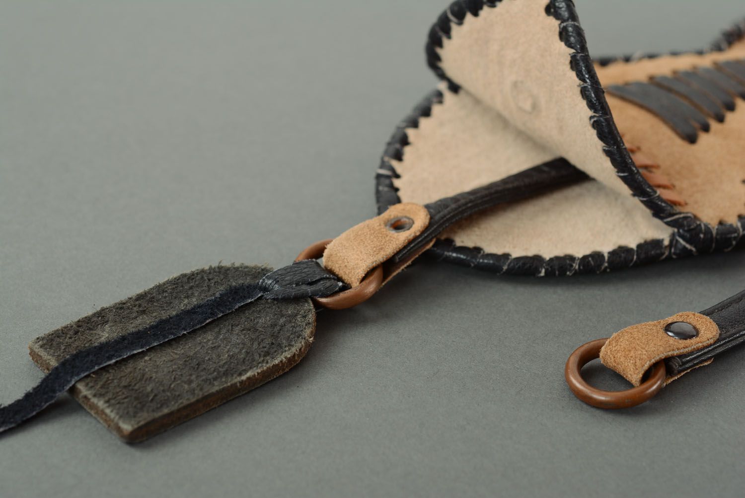 Leather fish-shaped key case photo 5