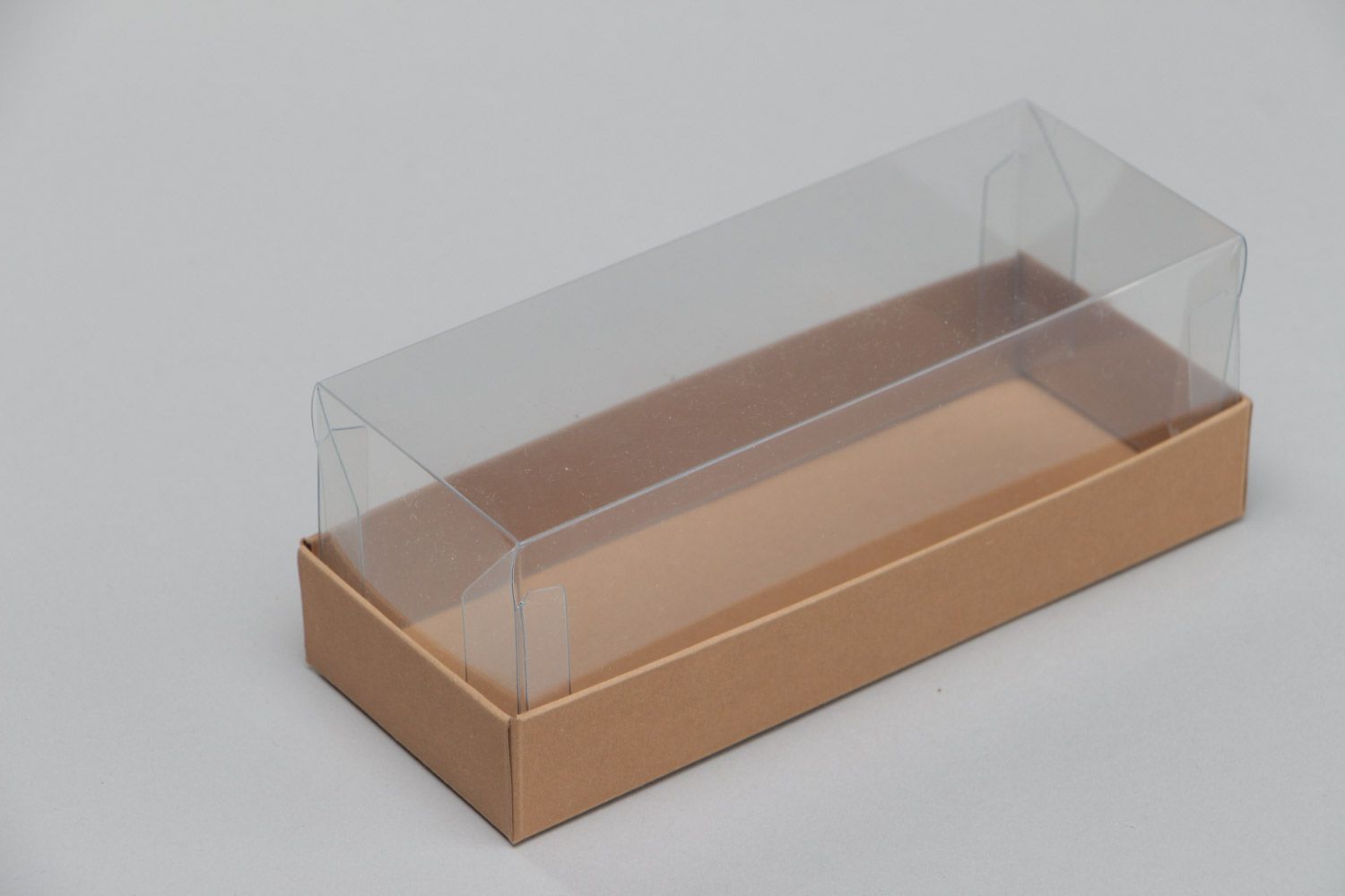 Boîte pour cadeaux allongée en carton et PVC faite main de design stylée photo 3