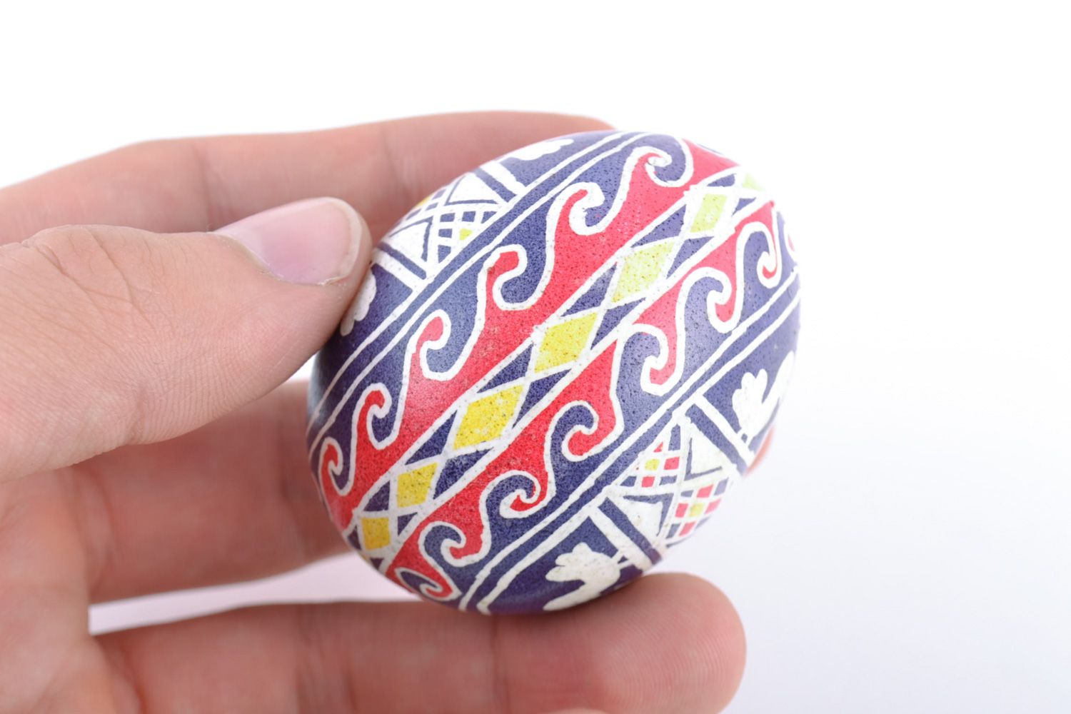 Huevo de Pascua pintado hecho a mano para decorar interiores original bonito foto 2