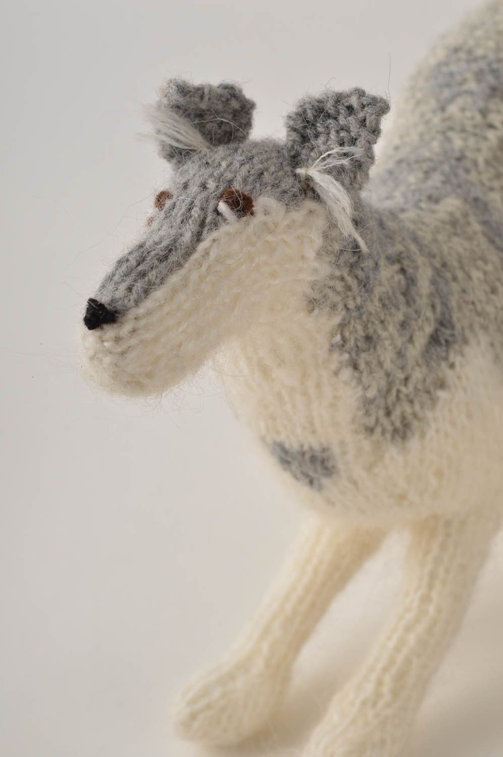 Jouet loup gris-blanc Peluche faite main tricotée en mohair Cadeau pour enfant photo 3