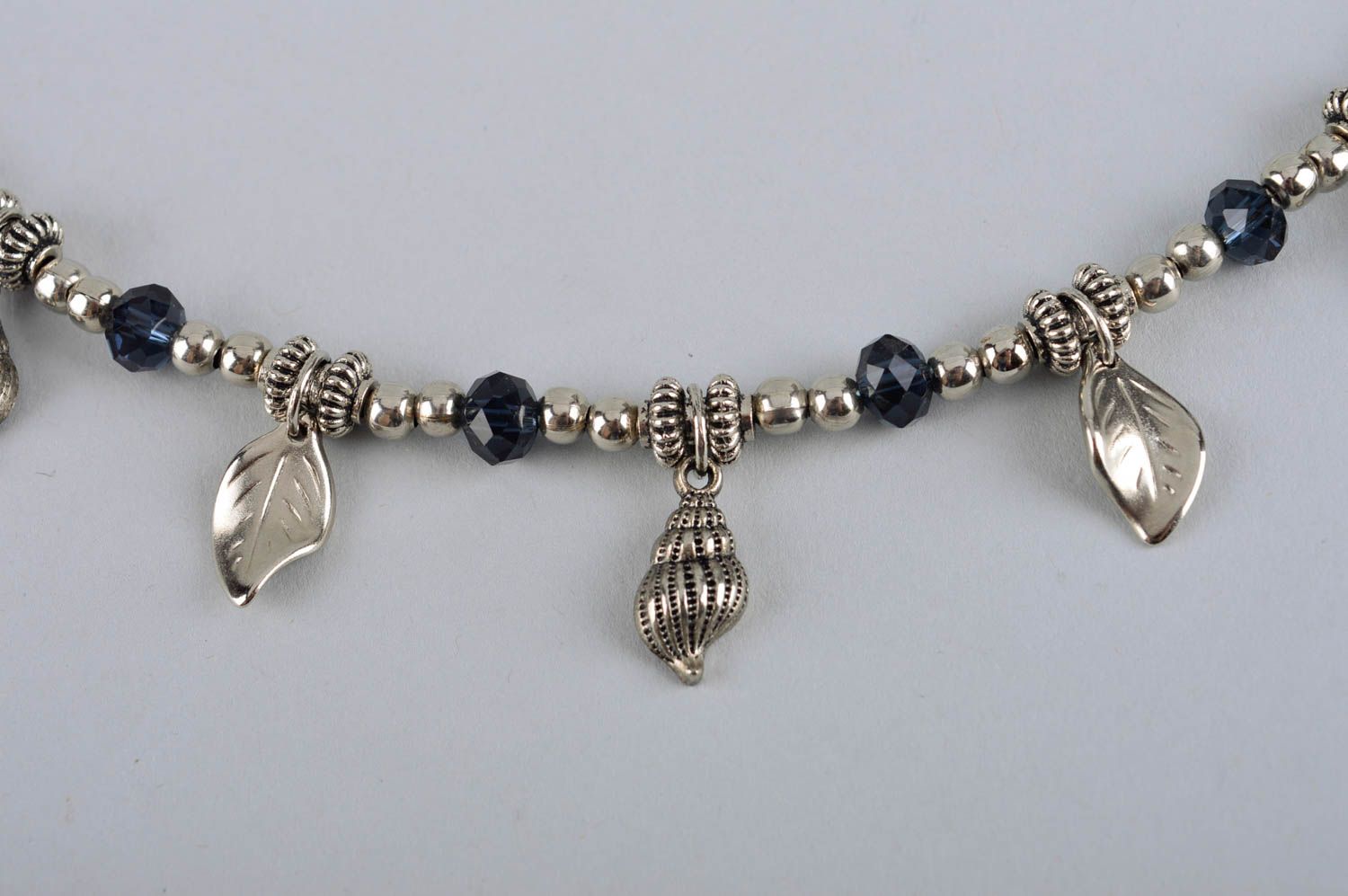 Collier en perles de rocaille Bijou fait main gris avec breloques Cadeau femme photo 3