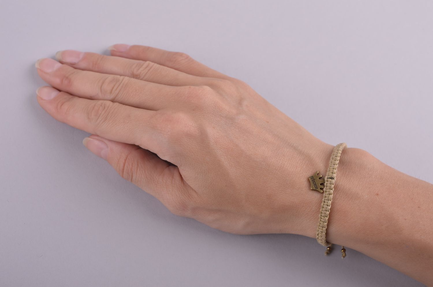 Bracelet textile Bijou fait main Accessoire femme tressé beige avec couronne photo 5