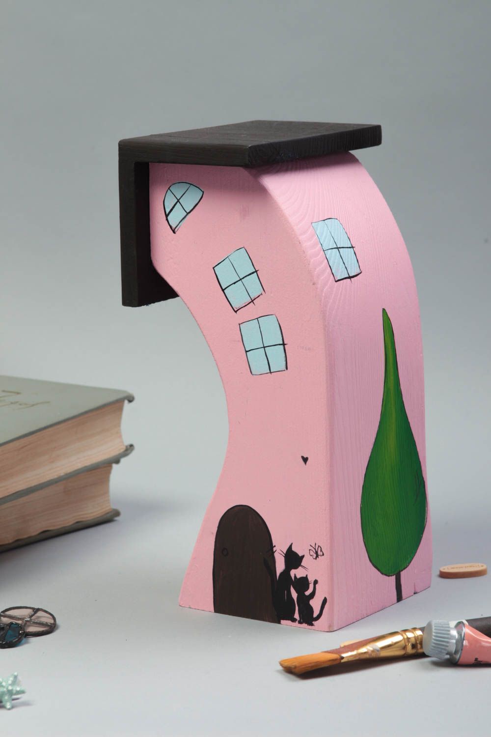 Maisonnette en bois faite main Petite figurine Cadeau original rose courbée photo 1