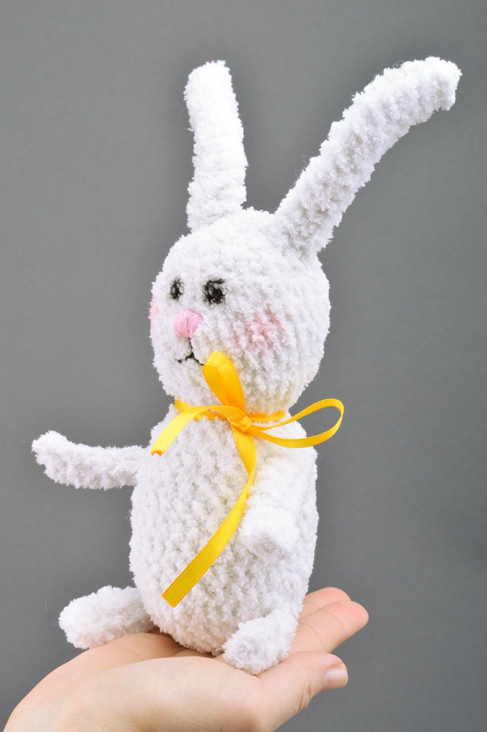 Мягкая игрушка ручной работы заяц белый для детей связанный крючком красивый фото 3
