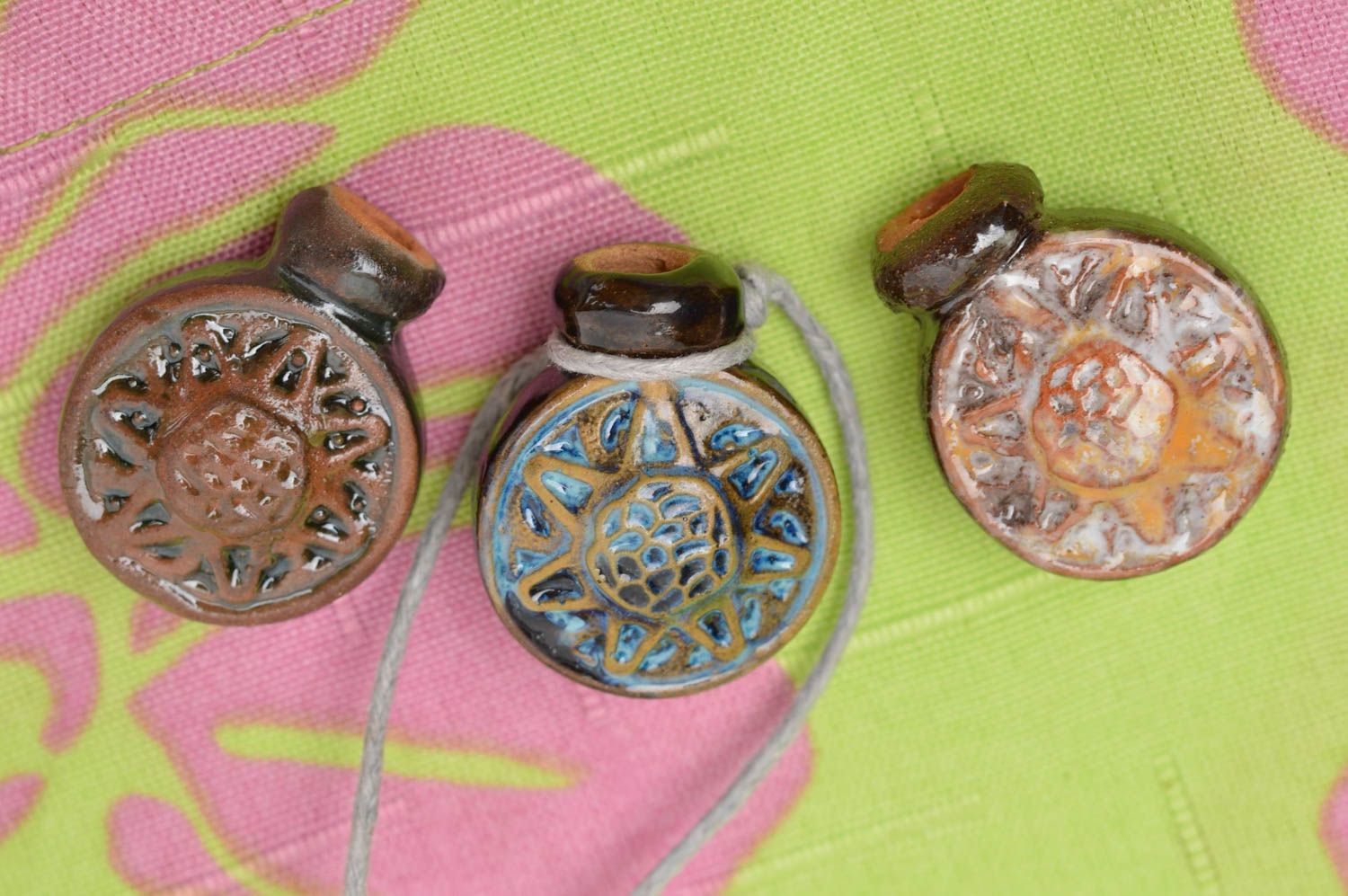 Кулоны ручной работы 3 глиняные аромакулоны украшения на шею Фляги с эмблемами фото 1