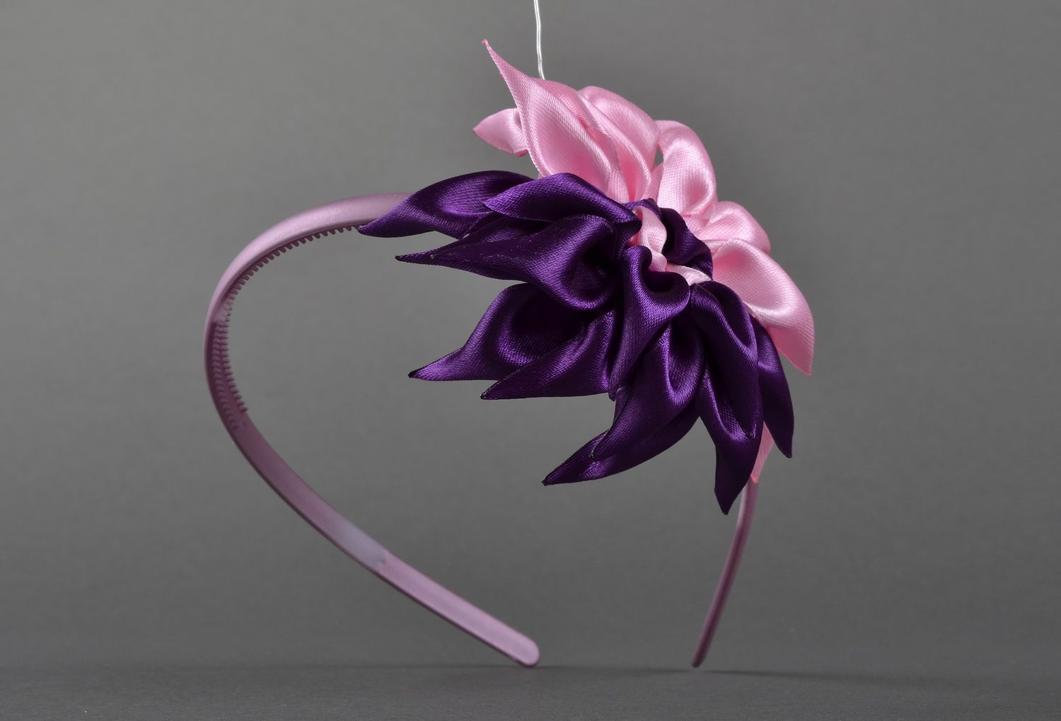 Aro de cabelo, coroa de flores na cabeça com uma flor de seda foto 3