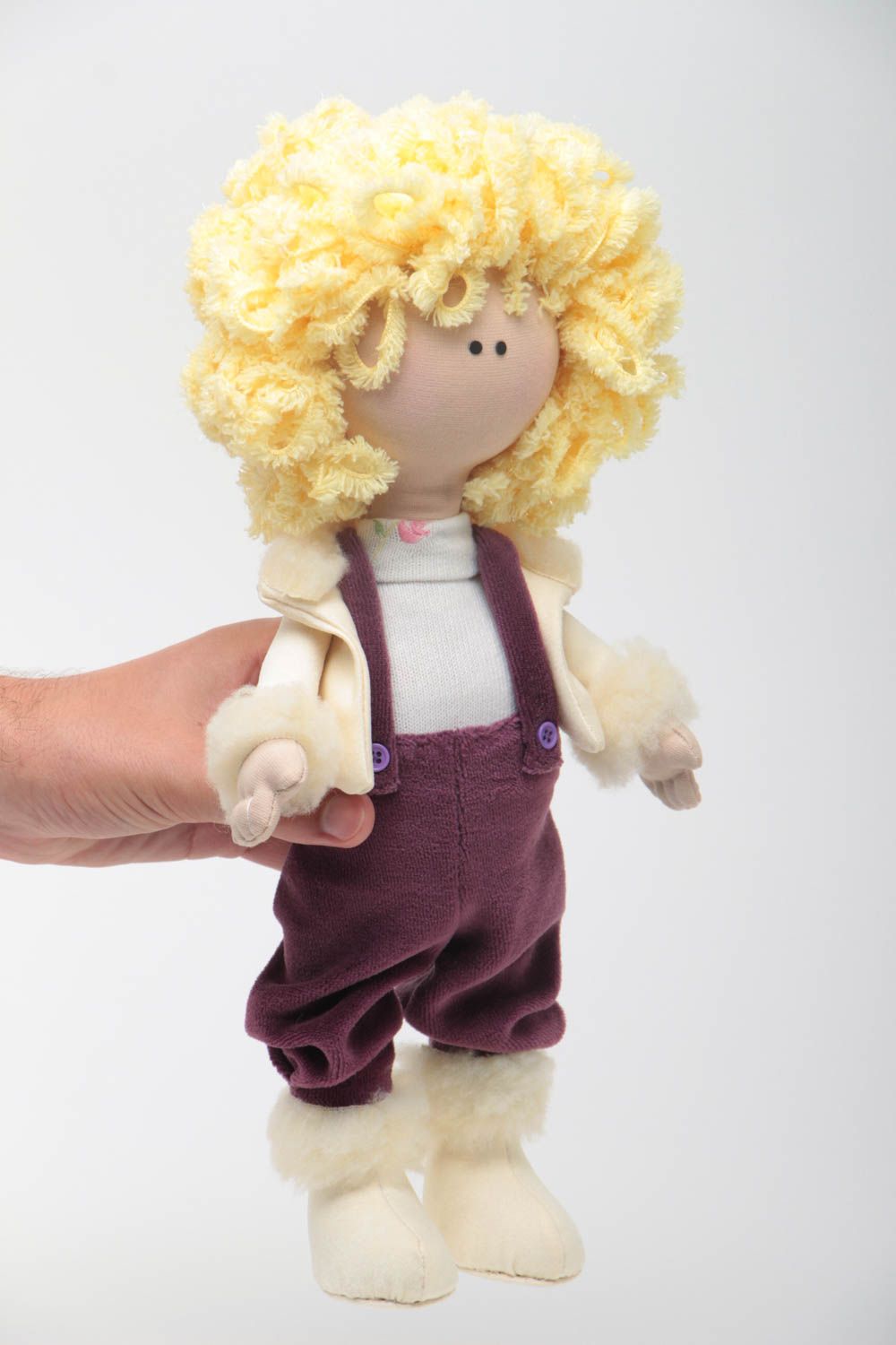 Exklusive künstlerische Puppe aus Stoff im Overall für Kinder Handarbeit foto 5