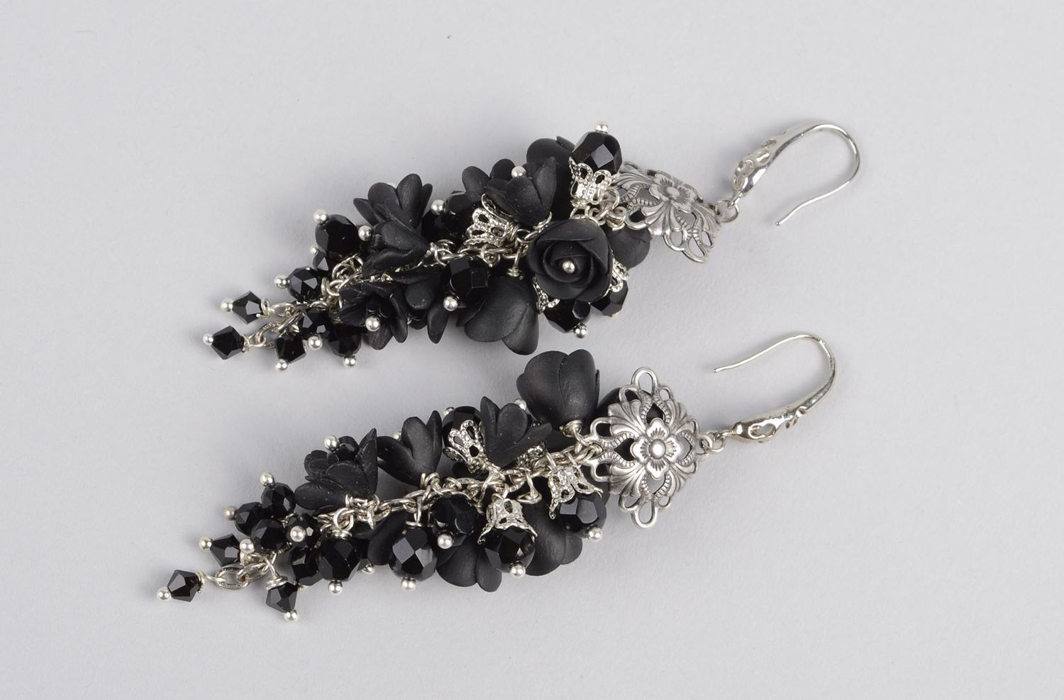 Handmade schwarze Blumen Ohrringe elegant Polymer Schmuck Accessoire für Frauen  foto 3