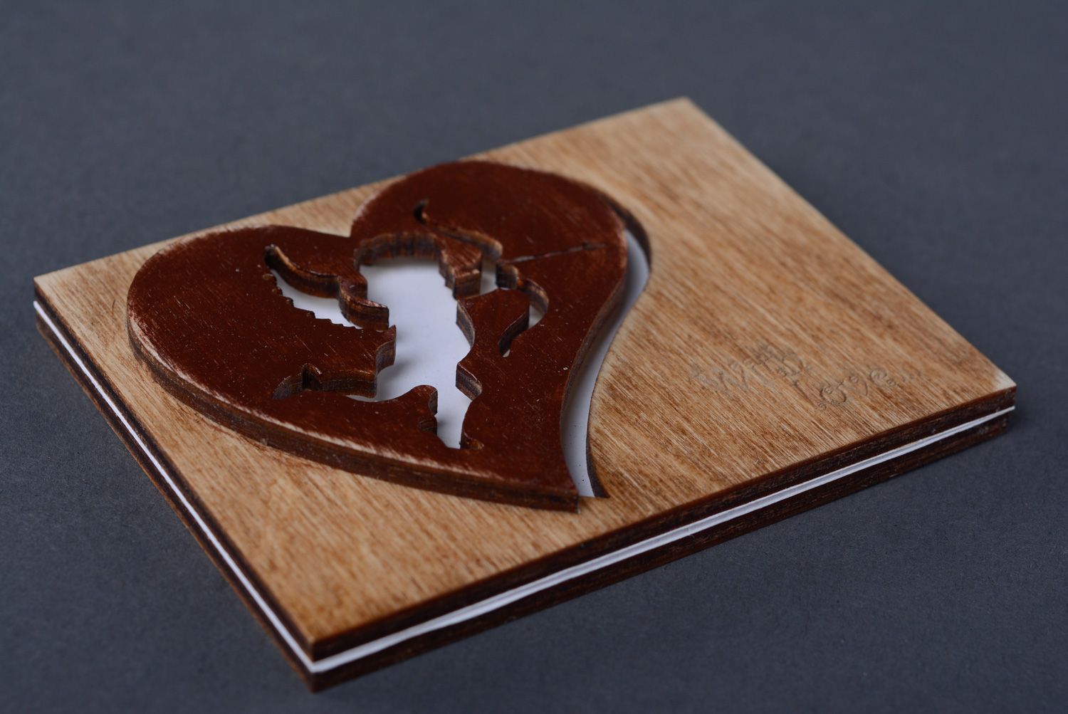 Petite carte de voeux en bois faite main originale romantique avec cupidon photo 3