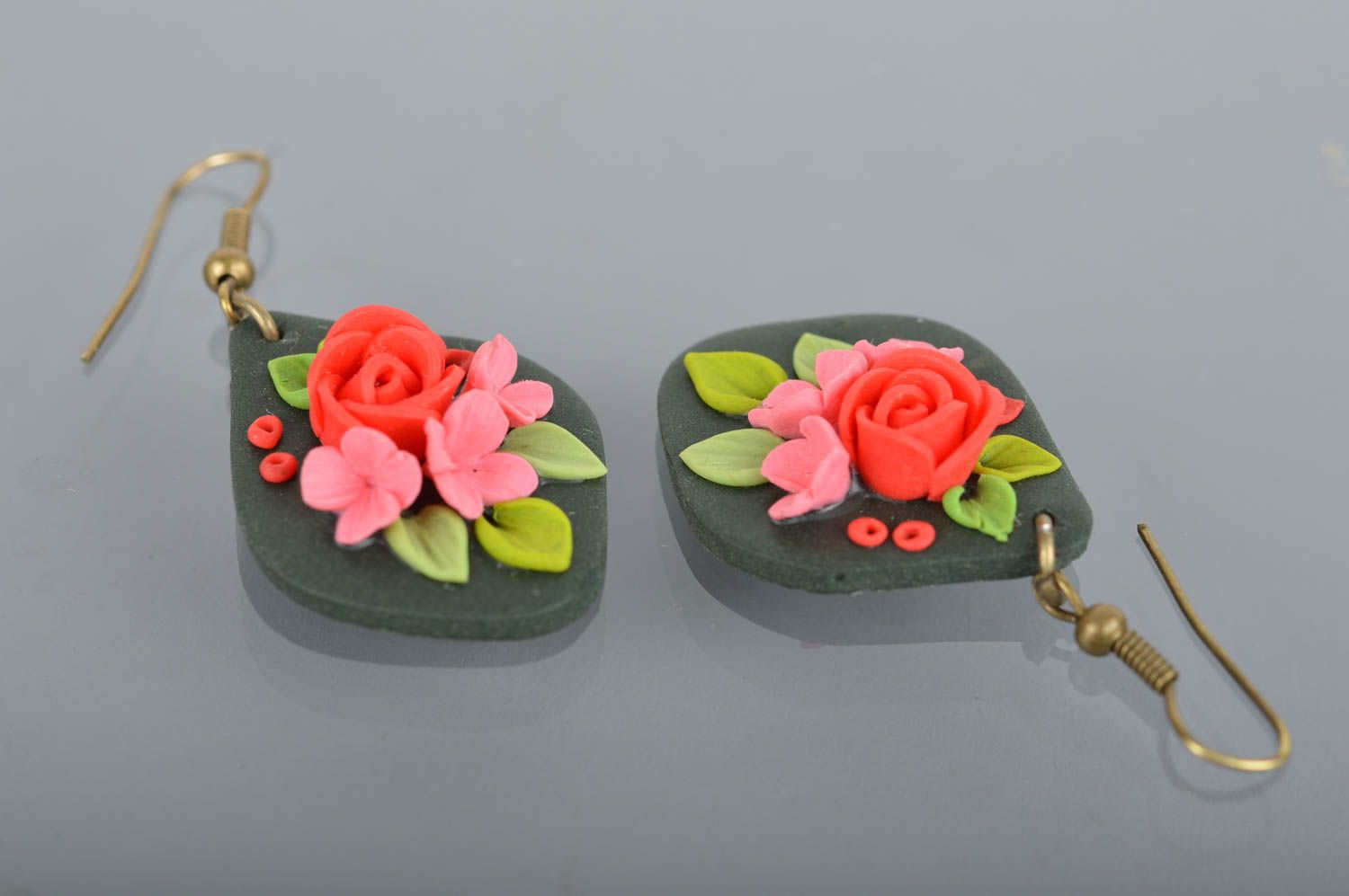 Pendientes artesanales de arcilla polimérica con dijes con forma de flores foto 2