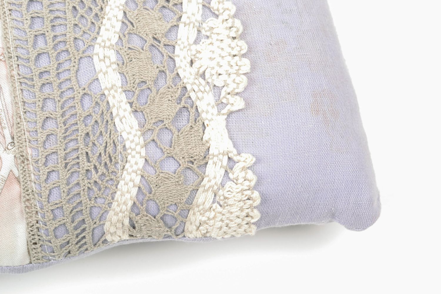 Beautiful cushion with lace photo 3