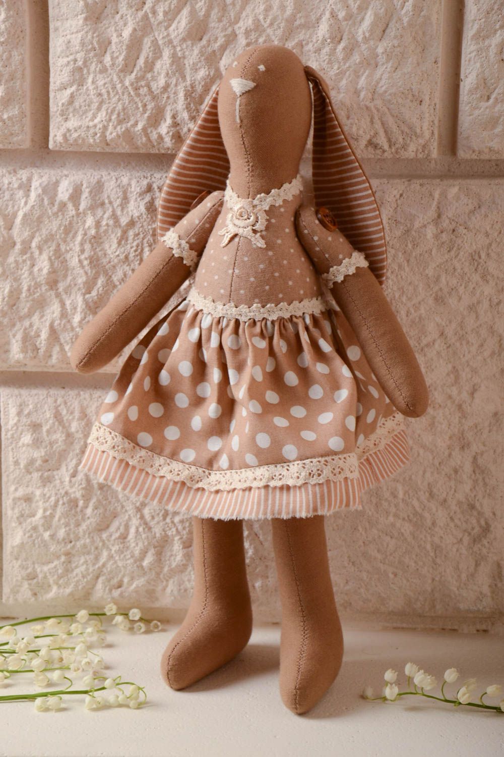 Мягкая кукла ручной работы из хлопка для декора дома или в подарок ребенку Зайка фото 1