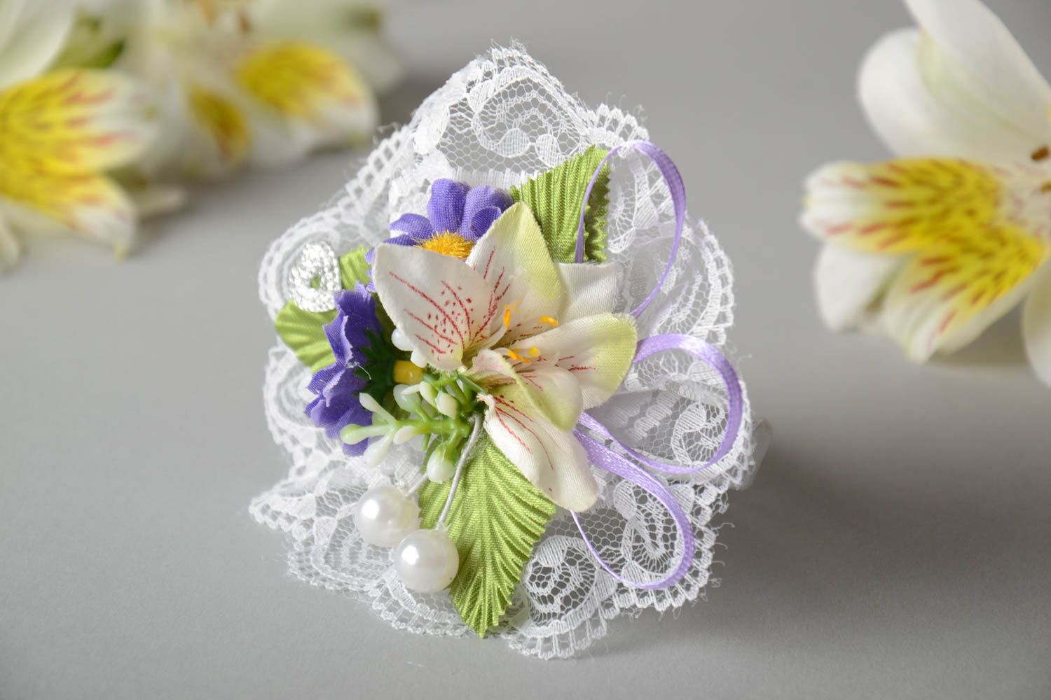 Hochzeit Boutonniere mit Blumen aus Atlasband handmade mit Spitze originell foto 1