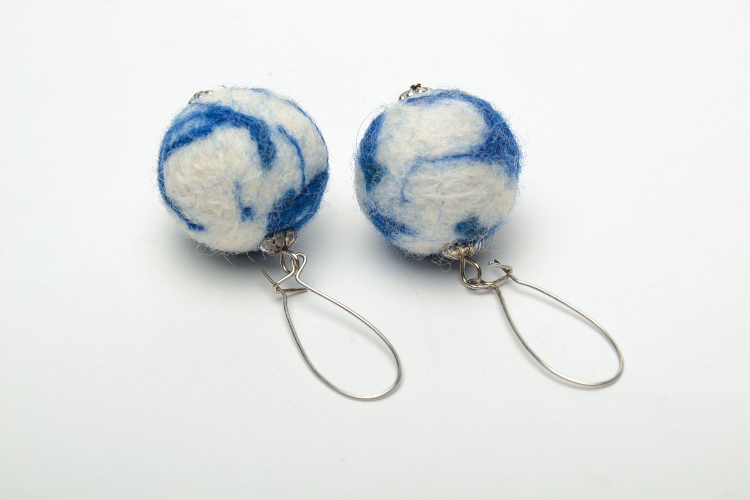 Pendientes de lana en técnica de fieltro Esfera azul foto 5