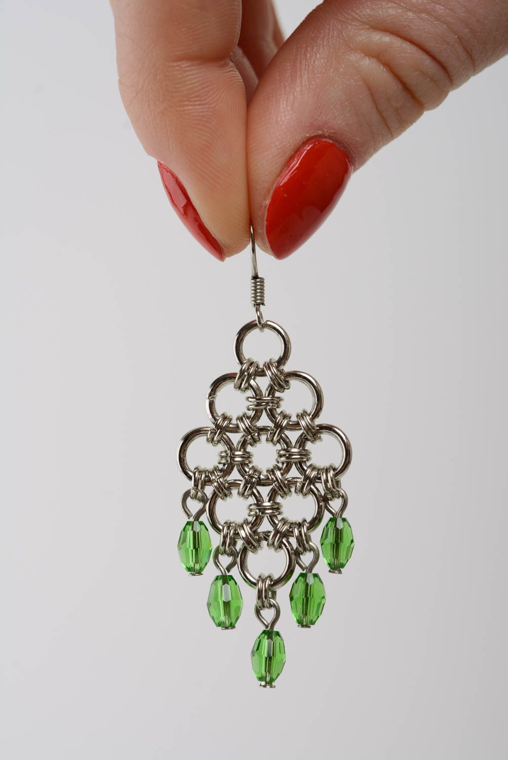 Originelle grüne Ohrringe aus Metall mit Glasperlen künstlerische Handarbeit foto 3