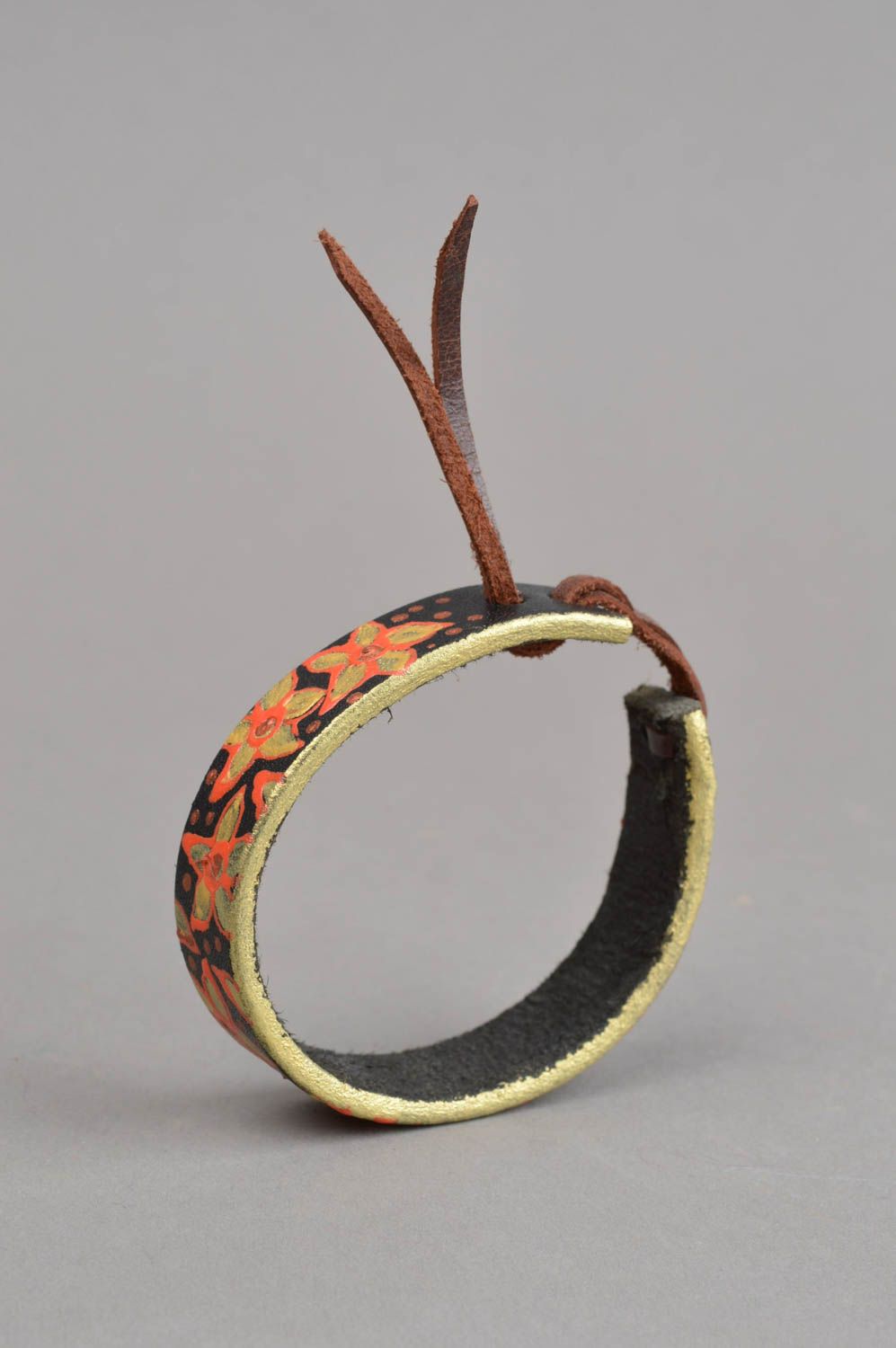 Pulsera de piel hecha a mano brazalete artesanal con ornamentos regalo original foto 3