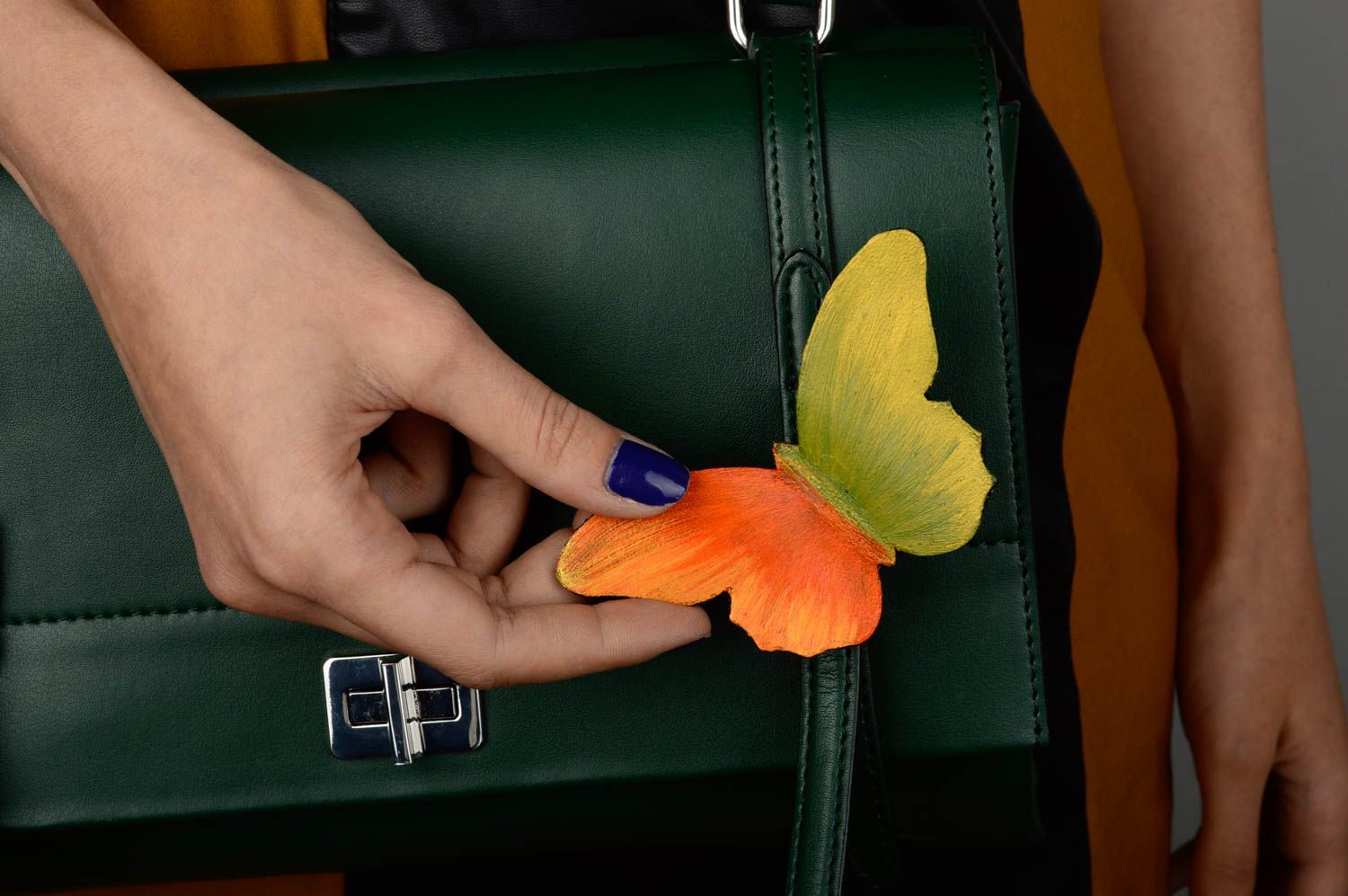 Broche design Bijou fait main papillon bicolore en vrai cuir Cadeau pour femme photo 2