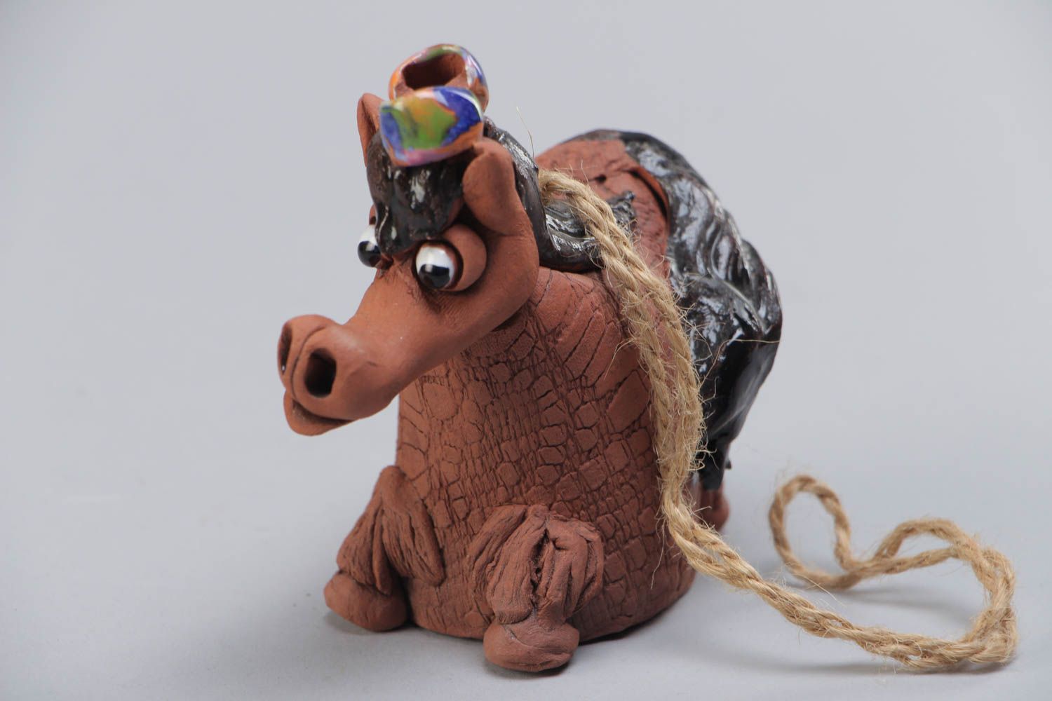 Clochette en terre cuite faite main en forme de cheval peinte décoration maison photo 3