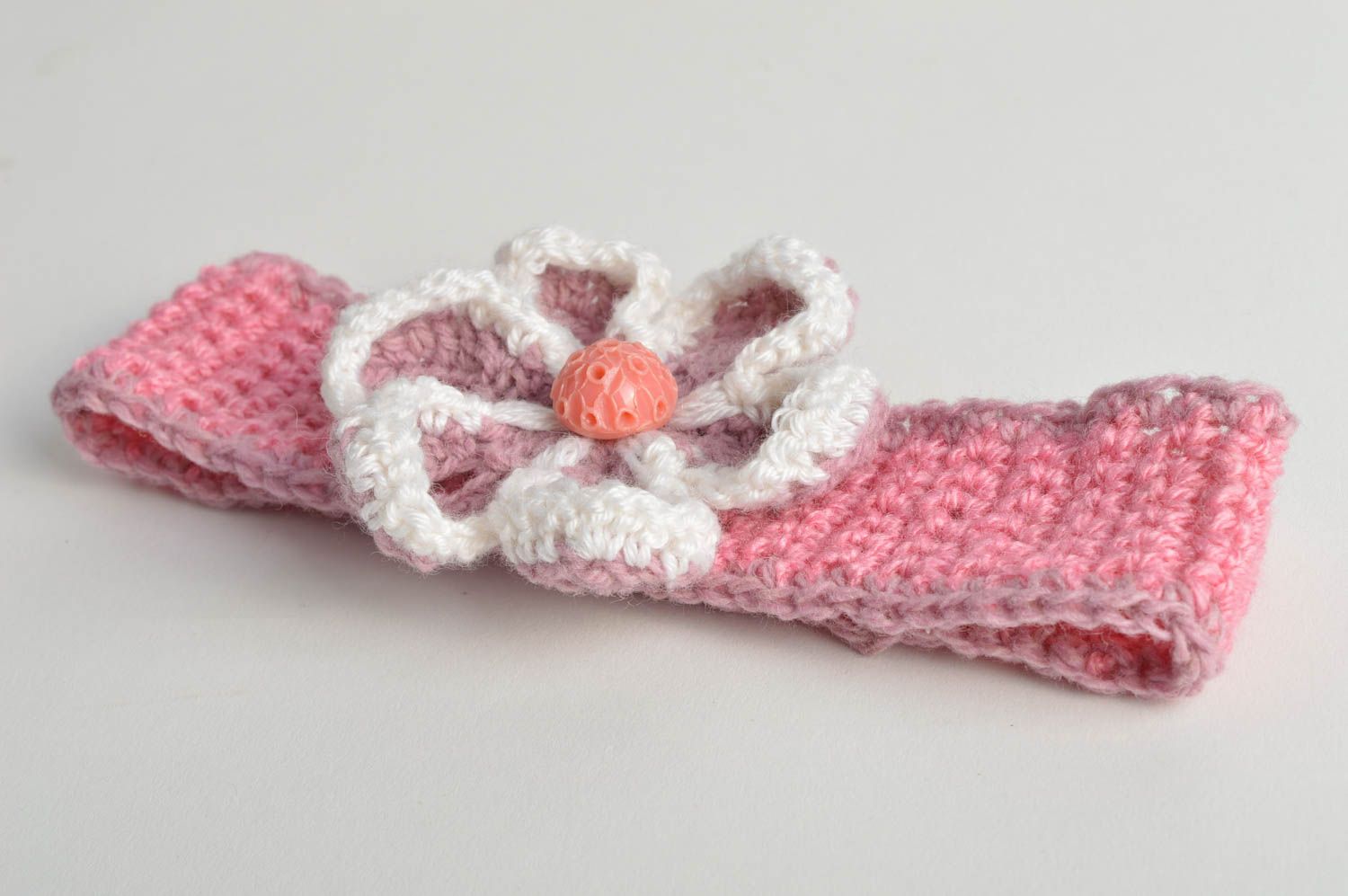 Banda de pelo infantil con flor artesanal tejida a ganchillo de color rosado  foto 3