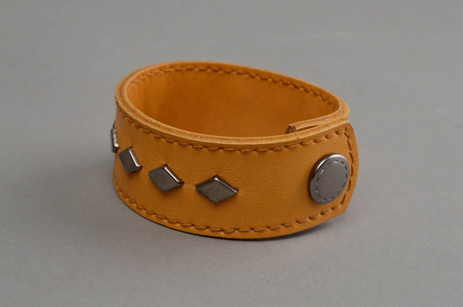 Bracelet en cuir naturel marron clair fait main large avec éléments métalliques photo 2