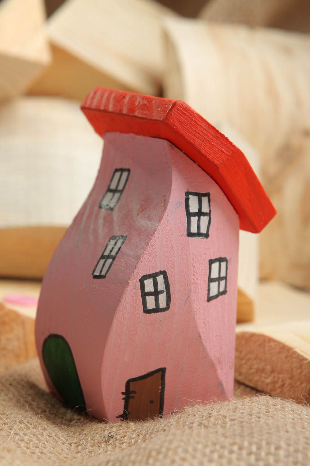 Estatuilla de madera artesanal decoración de escritorio figura de casa rosada  foto 1