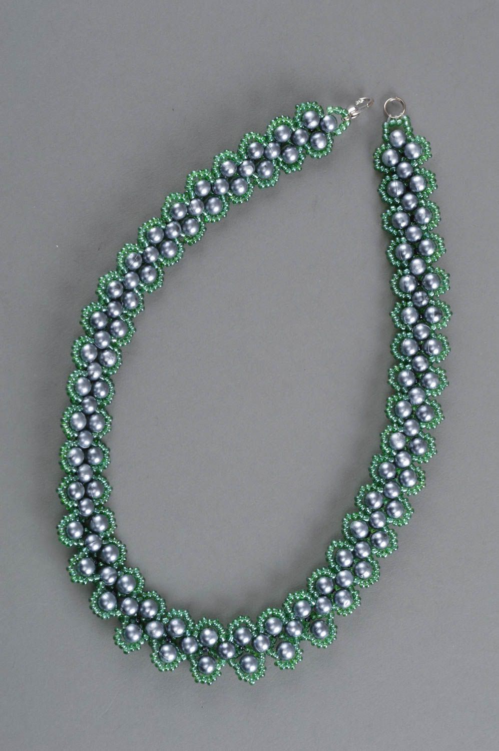 Collier en perles de fantaisie et perles de rocaille gris-vert fait main photo 2