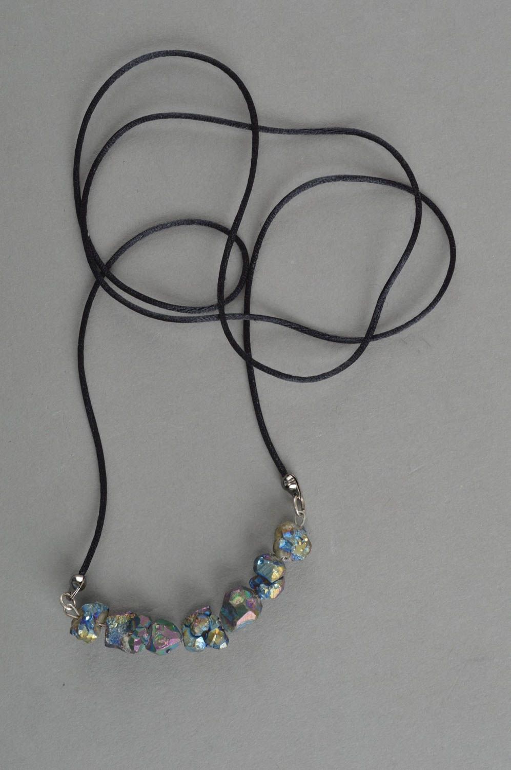 Üngewöhnliches dunkles feines elegantes handgemachtes Collier aus Naturstein foto 2