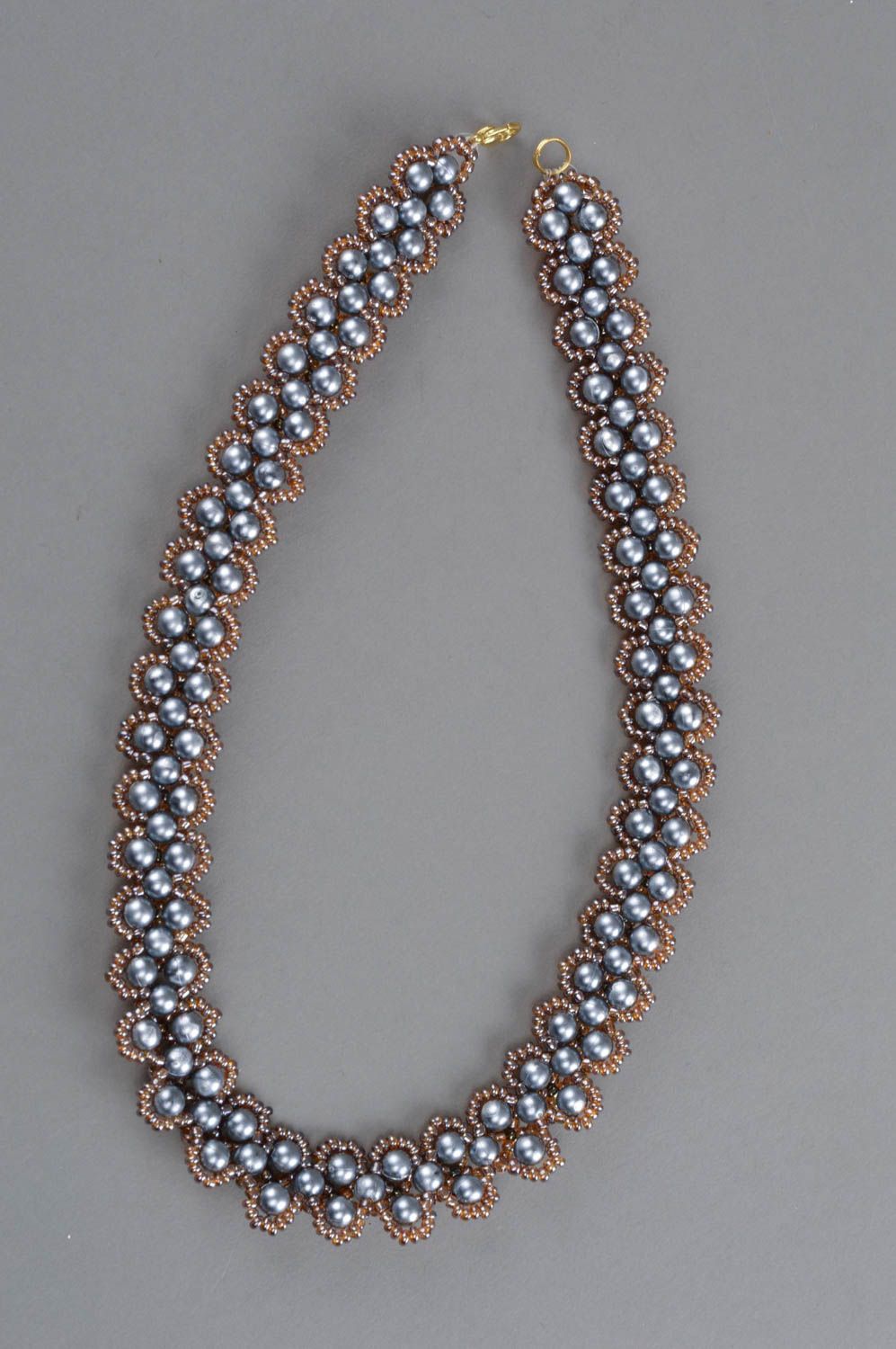 Плетеное женское ожерелье из бисера и бусин ручной работы Антрацит под янтарем  фото 2