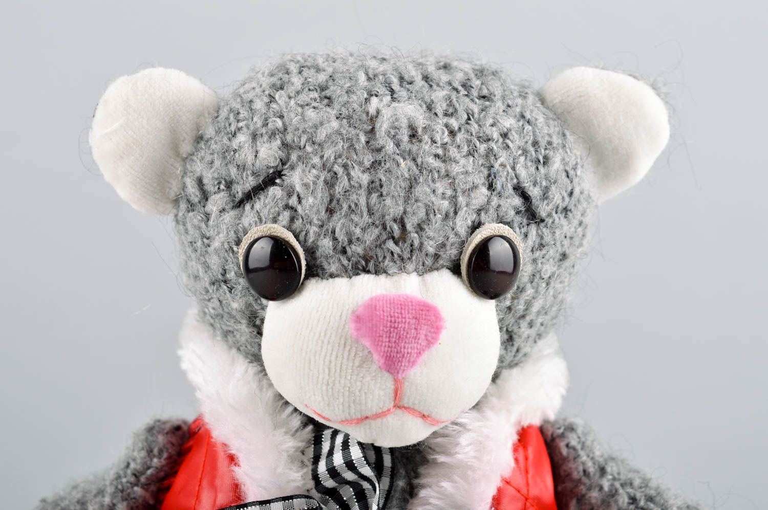 Jouet ours gris Peluche faite main textile en gilet rouge Cadeau pour enfant photo 2