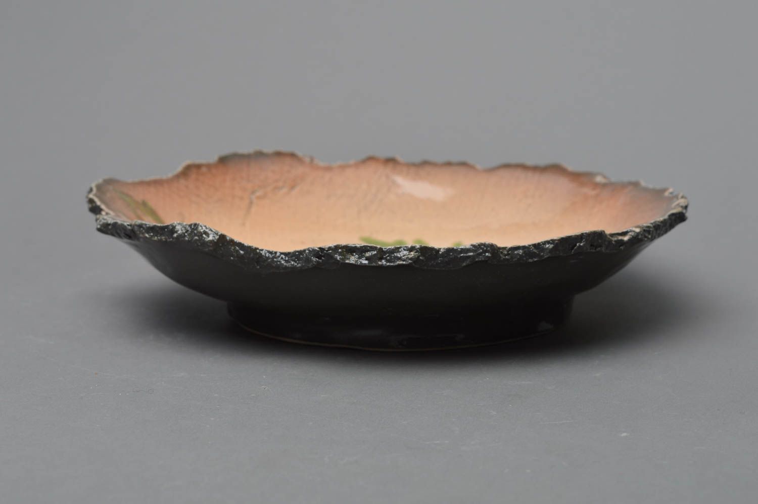 Joli plat creux de porcelaine avec peinture à glaçure fait main grand coloré photo 2