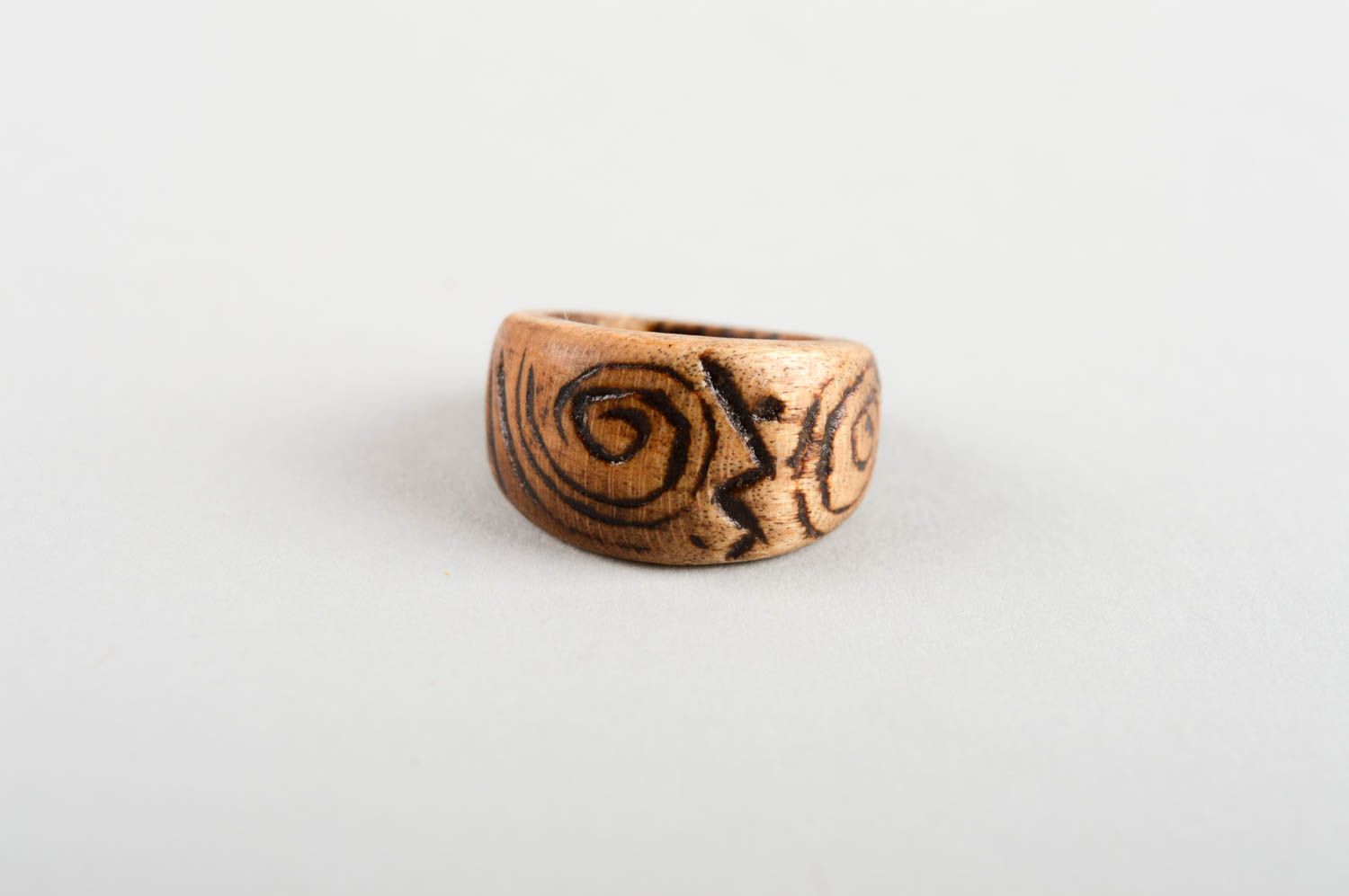 Дизайнерское украшение хенд мейд кольцо из дерева красивое изделие из дерева фото 3