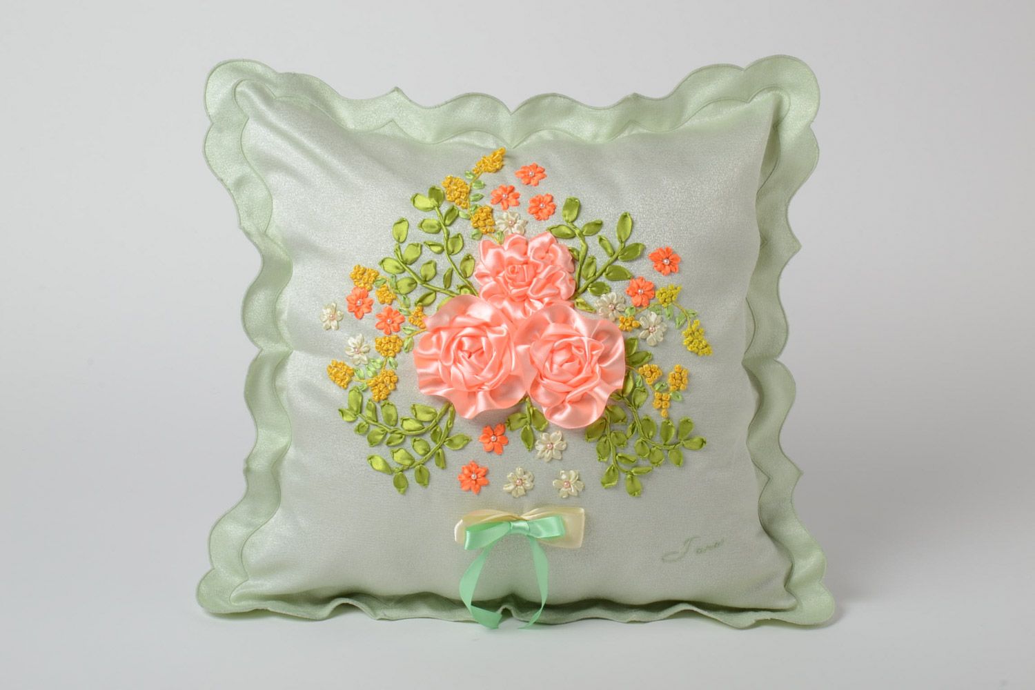Exklusiver grauer Kissenbezug mit Blumen handmade mit Stickerei aus Atlasbändern  foto 1