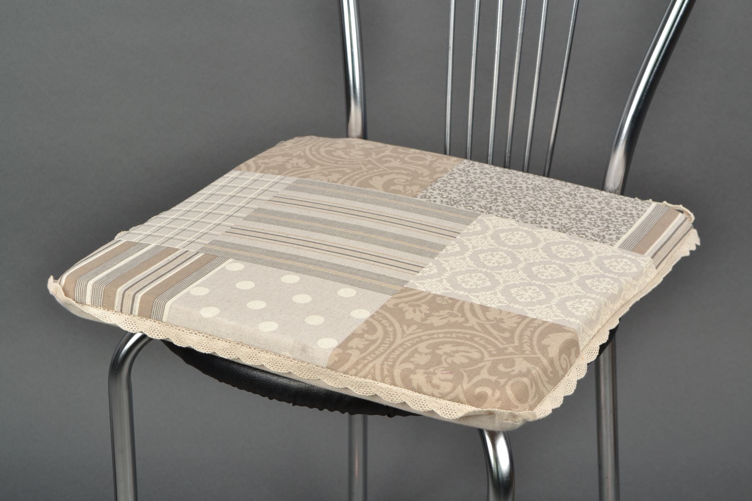 Galette de chaise beige faite main design avec imprimé imitation patchwork photo 1