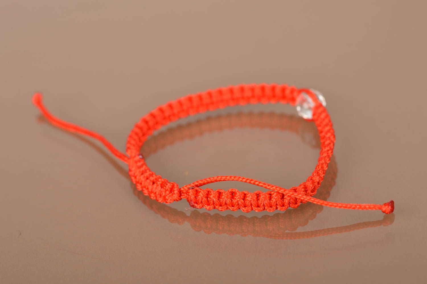 Bracelet tressé en cordon ciré rouge fait main avec perle transparente photo 4