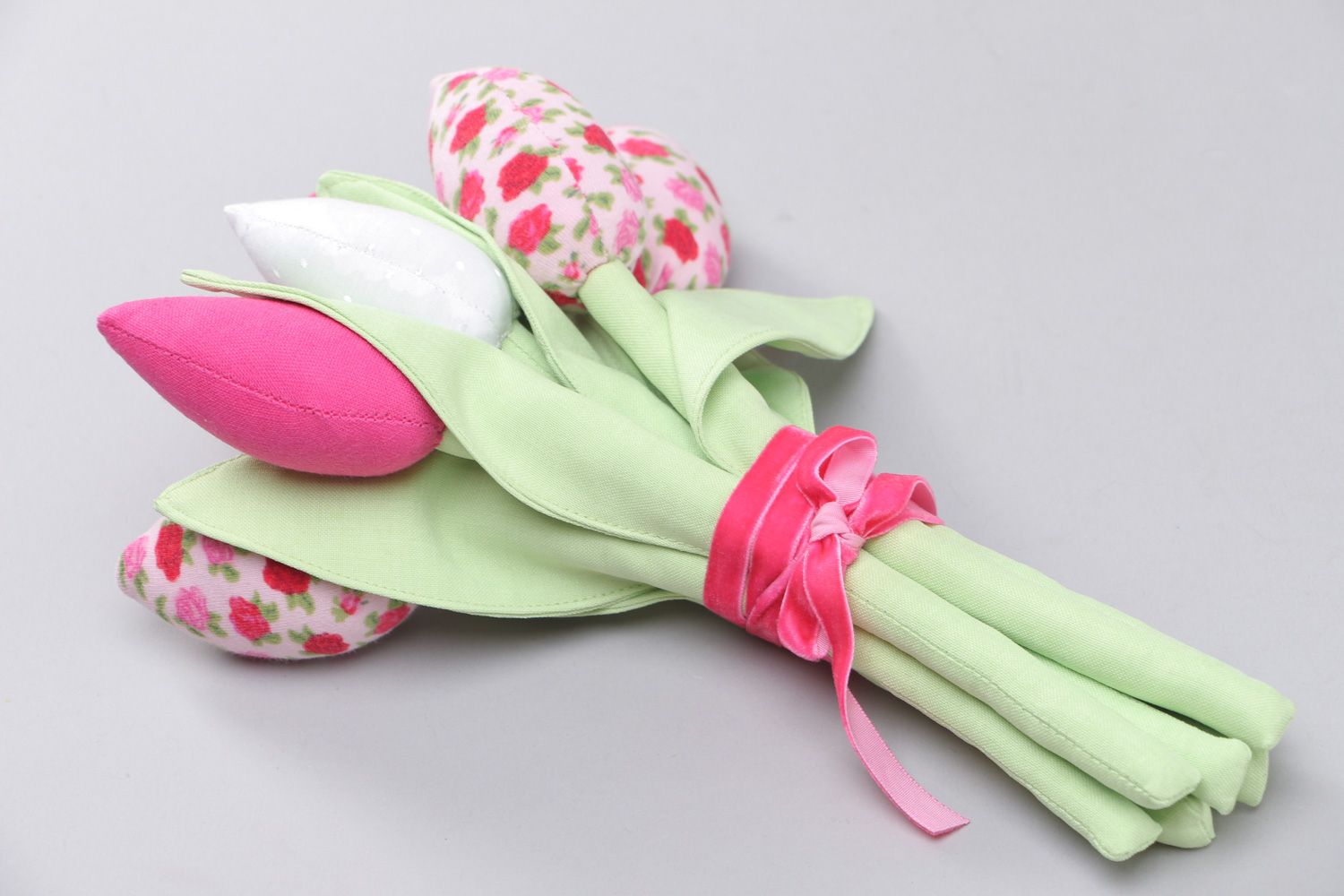 Handgemachter Blumenstrauß von Tulpen aus Baumwollstoff für Textil Dekoration foto 3