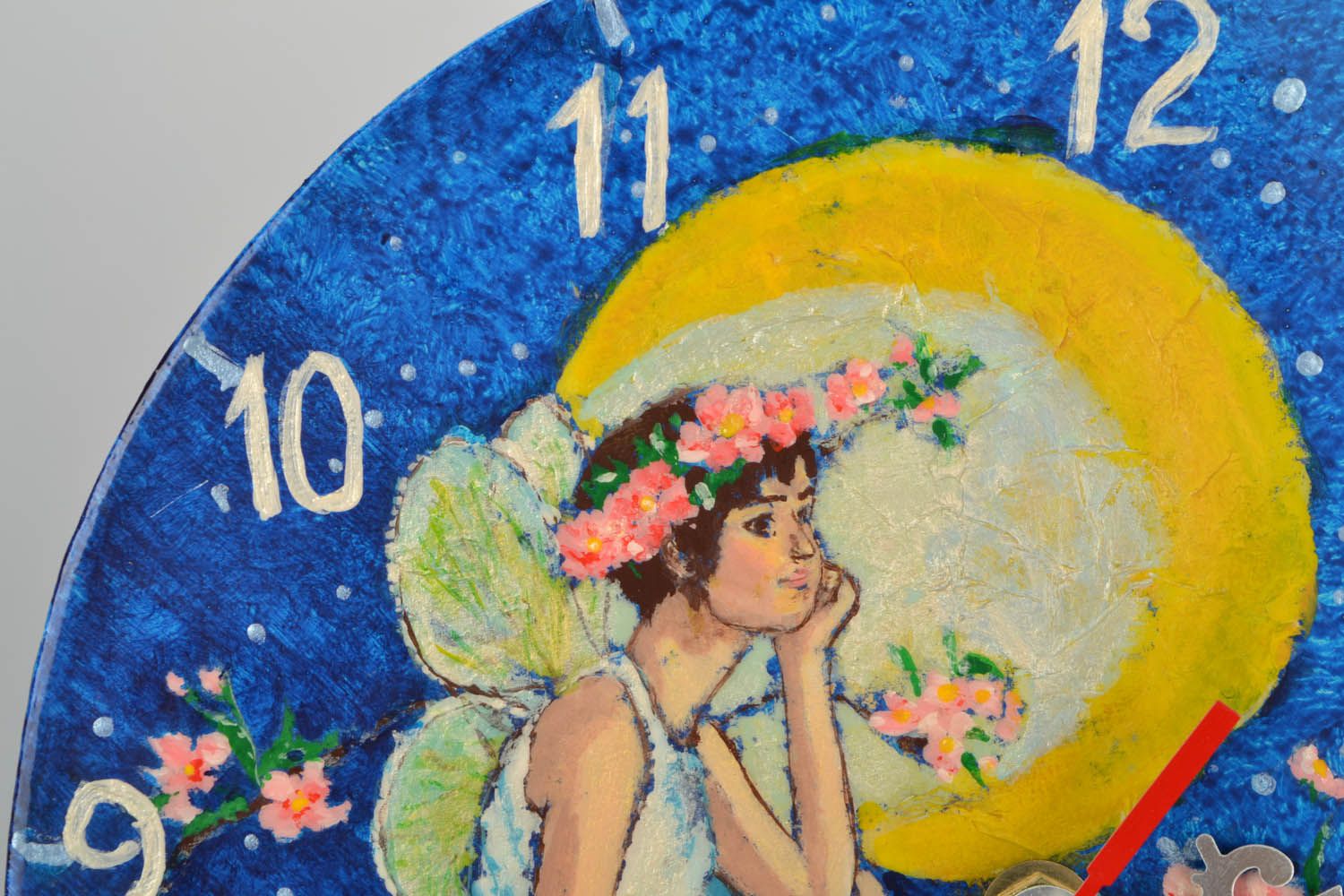 Relógio de parede feito à mão de papelão e pintado com acrílico Fada da Lua cheia foto 3