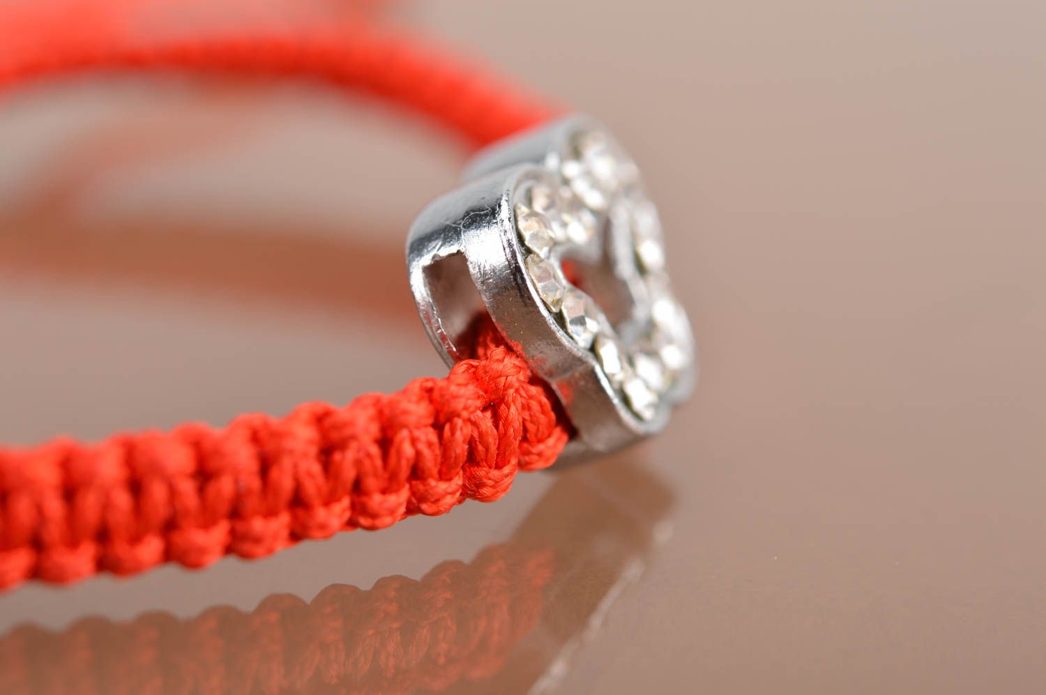 Lustiges rotes handgemachtes Armband aus Fäden mit Einsätzen auf Schnüren foto 4